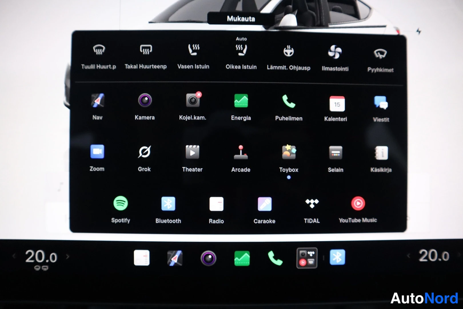 Muu: Tesla-automallin kosketusnäytön käyttöliittymä, jossa avoin valikko sovelluksilla kuten Energia, Puhelin ja Spotify.