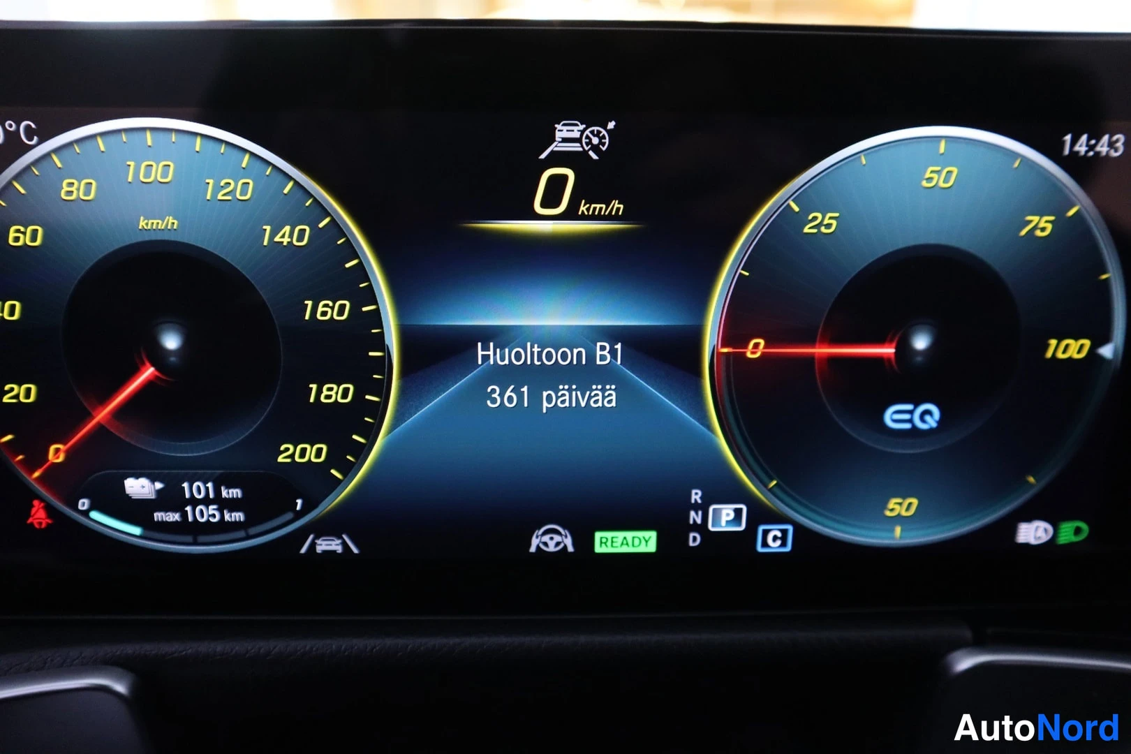 Yksityiskohta: Mittaristonäytöllä luetaan 0 km/h, valmiustila READY, vaihde P, tehoomat 101 km ja huoltotiedote Huoltoon B1 361 päivää.