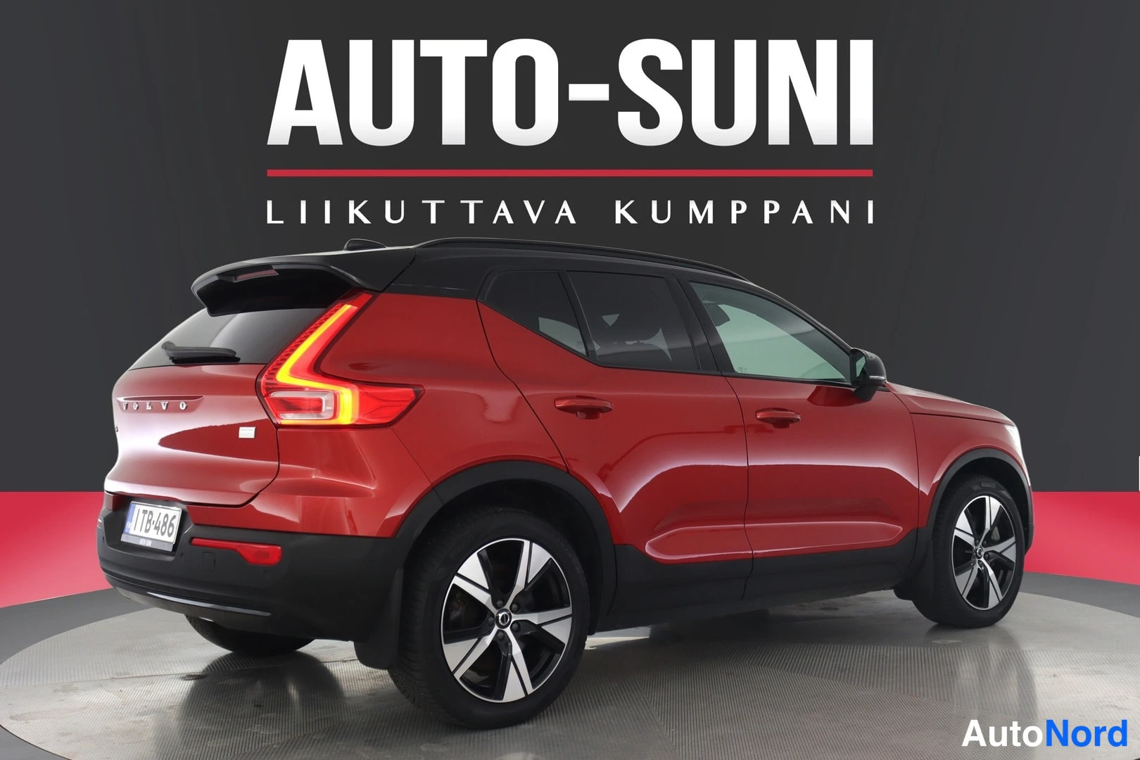 Takaviisto: Punainen Volvo XC40 takakulmasta vasemmalta, musta katto, VOLVO-teksti ja rekisterikilpi näkyvät