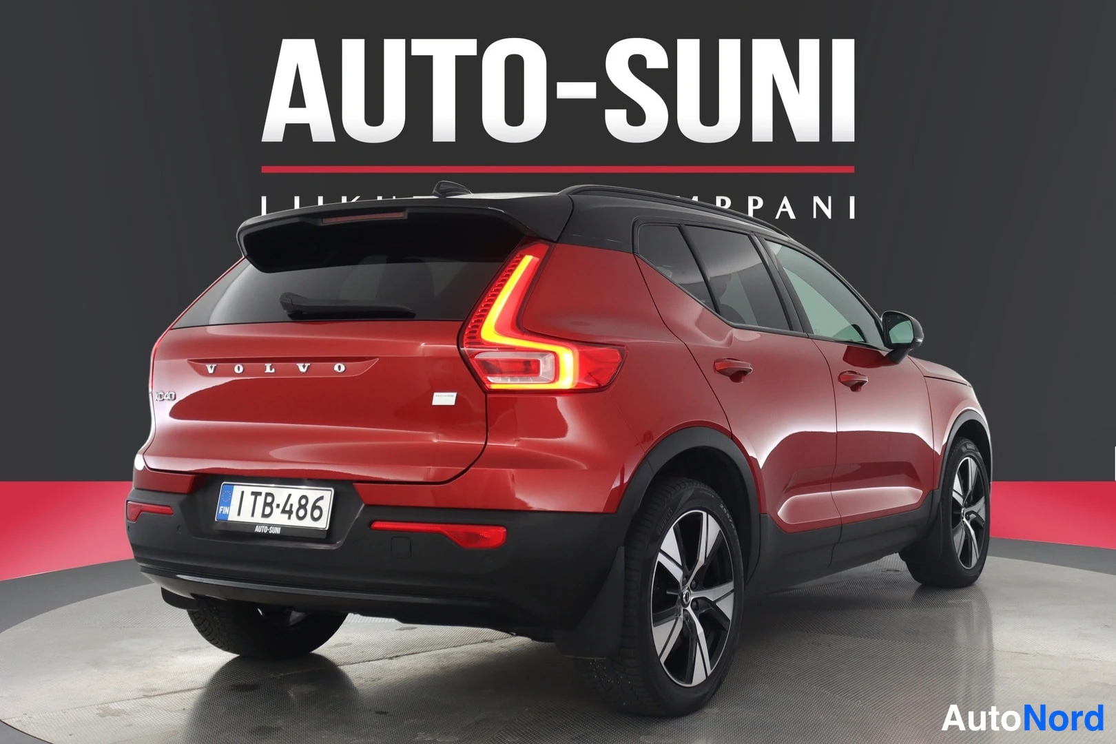 Takaviisto: Punainen Volvo XC40 suoraan takaa, VOLVO-teksti takaluukussa ja rekisterikilpi
