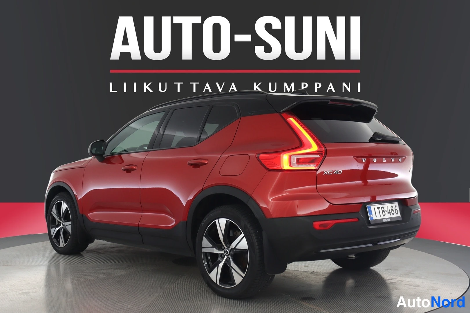 Takaviisto: Punainen Volvo XC40 takakulmasta oikealta, musta katto, XC40-merkintä ja rekisterikilpi