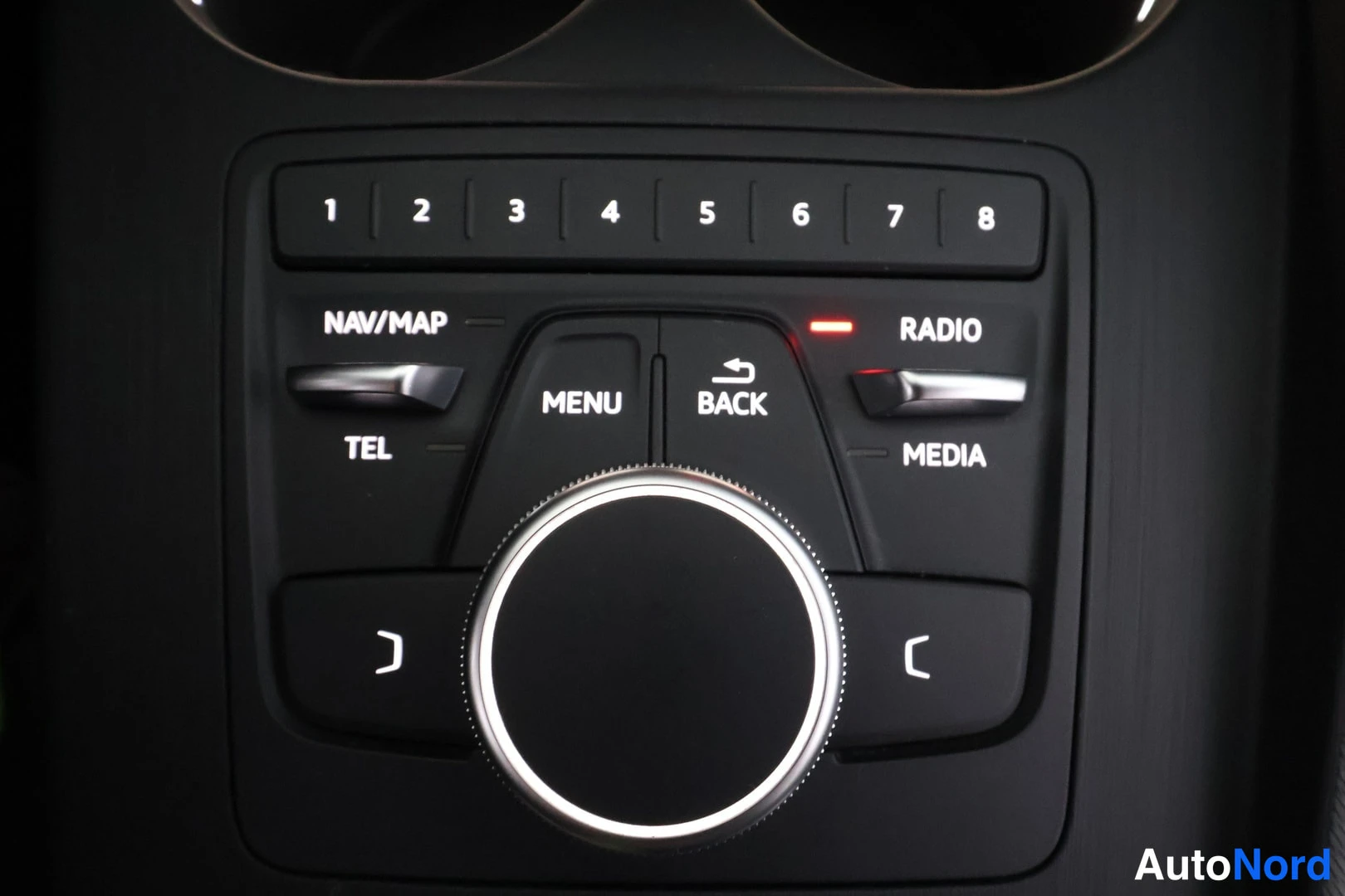 Muu: Keskikonsolin MMi-ohjainpyörä ja painikkeet NAV/MAP, TEL, MENU, BACK, RADIO ja MEDIA; ylhäällä numeronäppäimet 1–8.