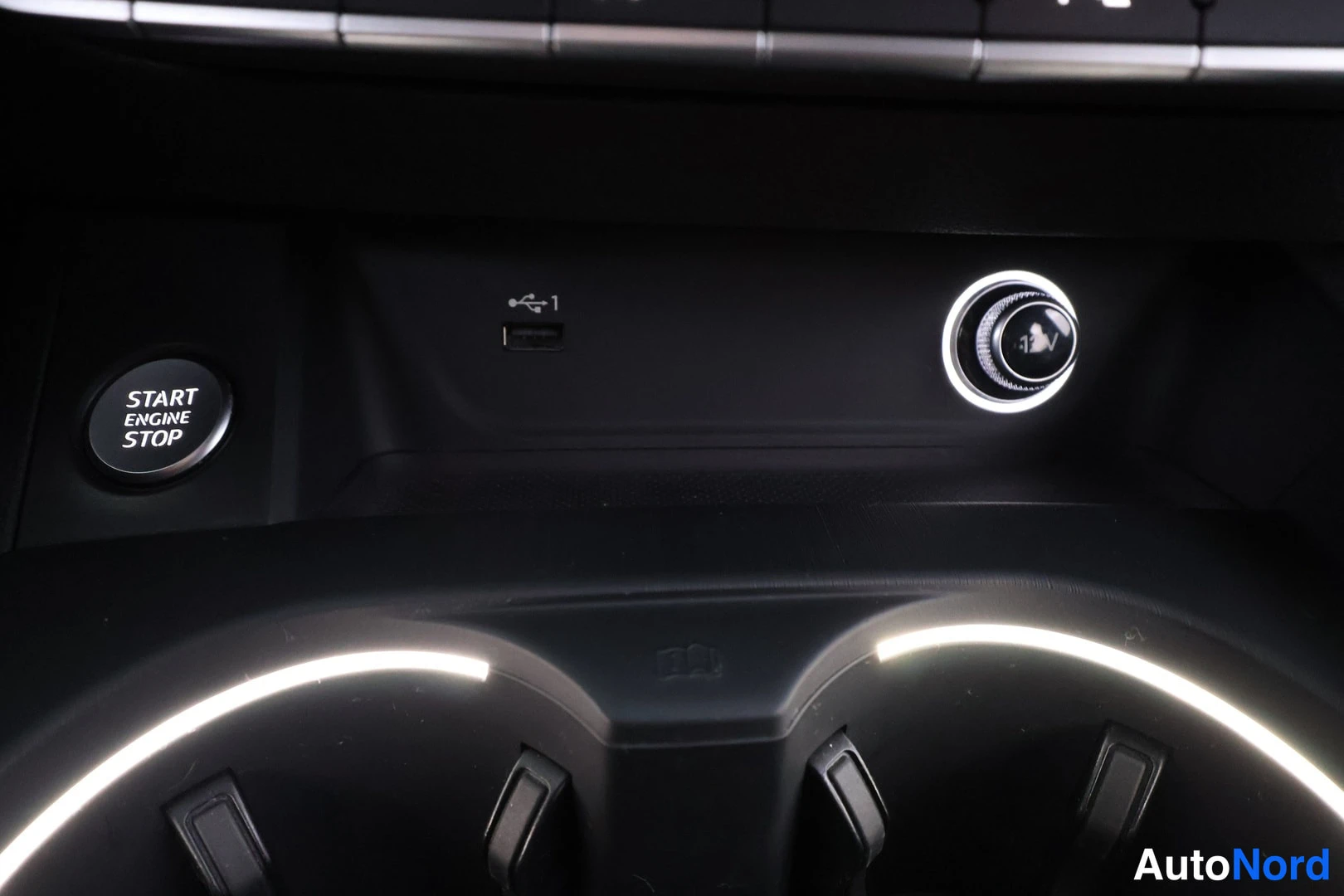Muu: START ENGINE STOP -käynnistyspainike, USB-portti ja 12V-pistorasia keskitunnelin alemmassa osassa; edessä kahden kuppitelineen valaistus.