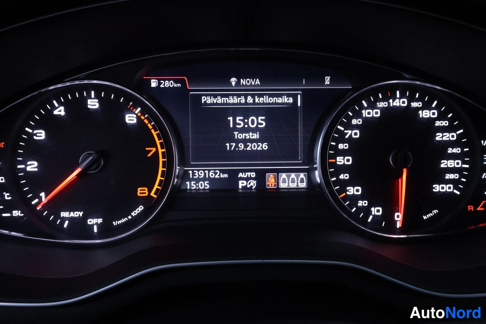 Muu: Instrumenttien näyttö: matkamittari 139162 km, kellonaika 15:05, päivämäärä torstai 17.9.2026, ulkoilma 18 °C, tankin sisältö 280 km.