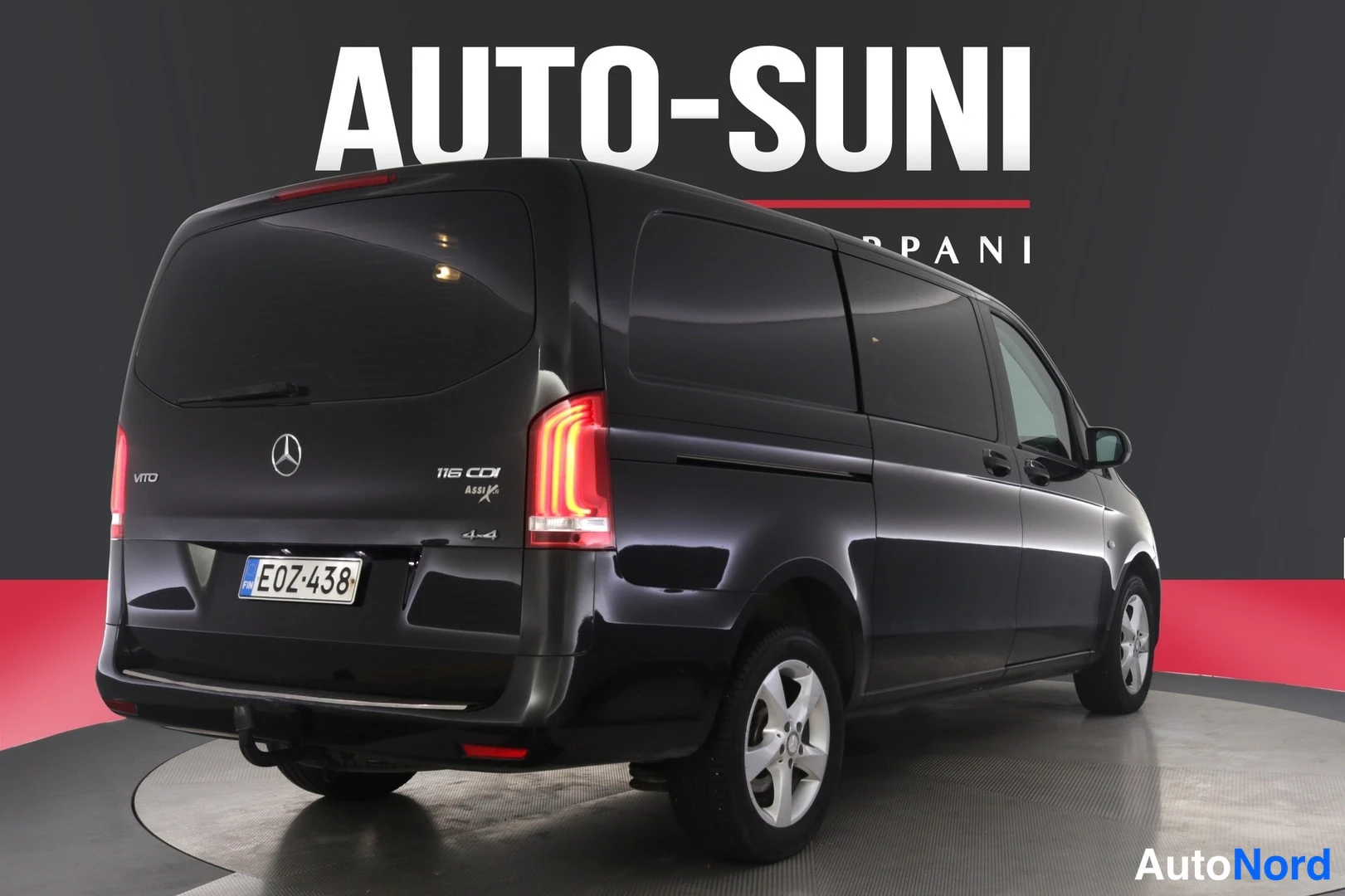 Takaviisto: Mustan Mercedes-Benz Vito -pakuauto takaosa kolmannelta vinkiltä, rekisterikilpi E0Z-438 ja merkinnät 116 CDI ja 4x4 näkyvissä.