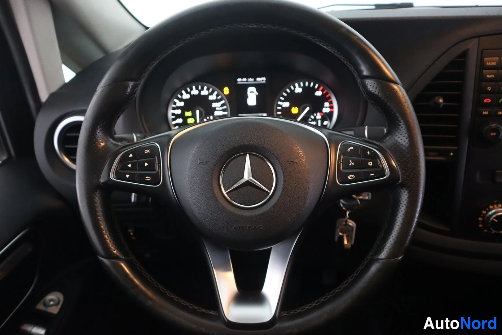 Muu: Mercedes-merkkinen ohjauspyörä, mittaristo ja kabinetin painikkeet