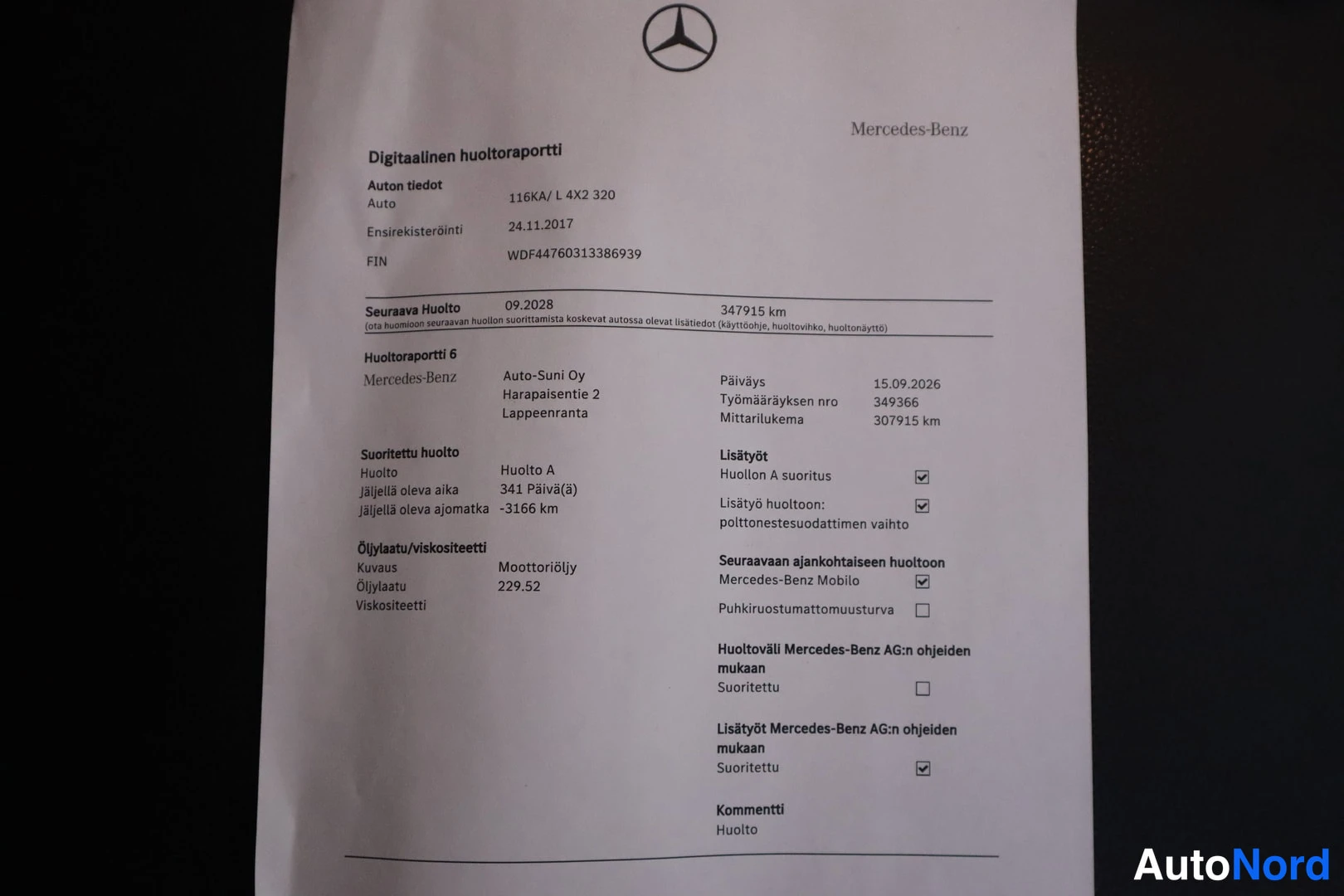 Asiakirja: Dokumenttikuva: Mercedes-Benzin digitaalinen huoltoraportti, huolto kirjattu 15.9.2026 307915 km mittarilukemalla.