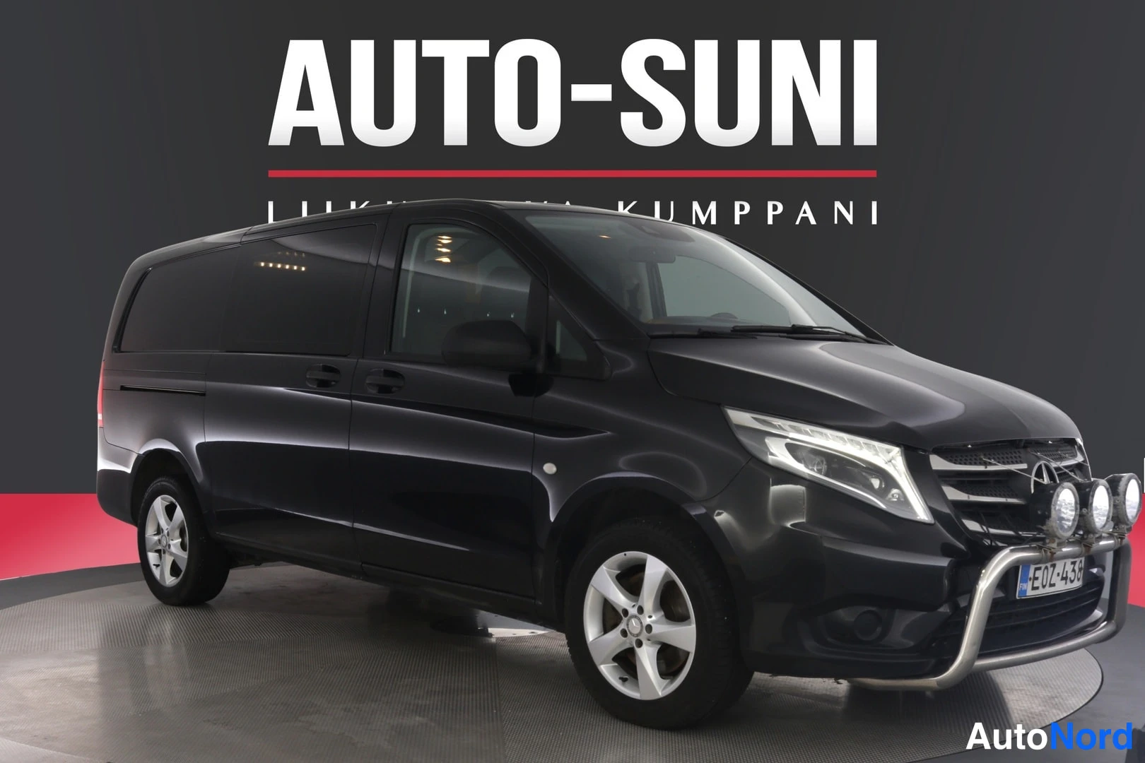 Musta Mercedes-Benz Vito 2017, etuviisto, keula oikealle, kuva 3
