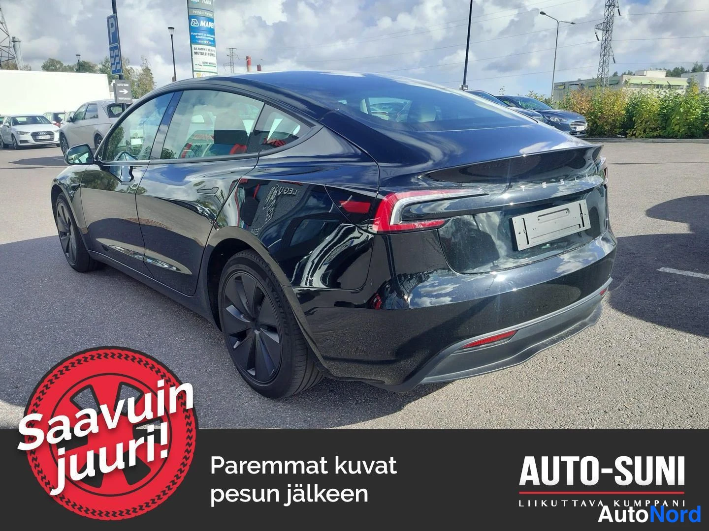 Takaviisto: Mustan Tesla Model 3 -henkilöauton takakolmannesnäkymä vasemmalta, rekisterikilpi paikallaan.