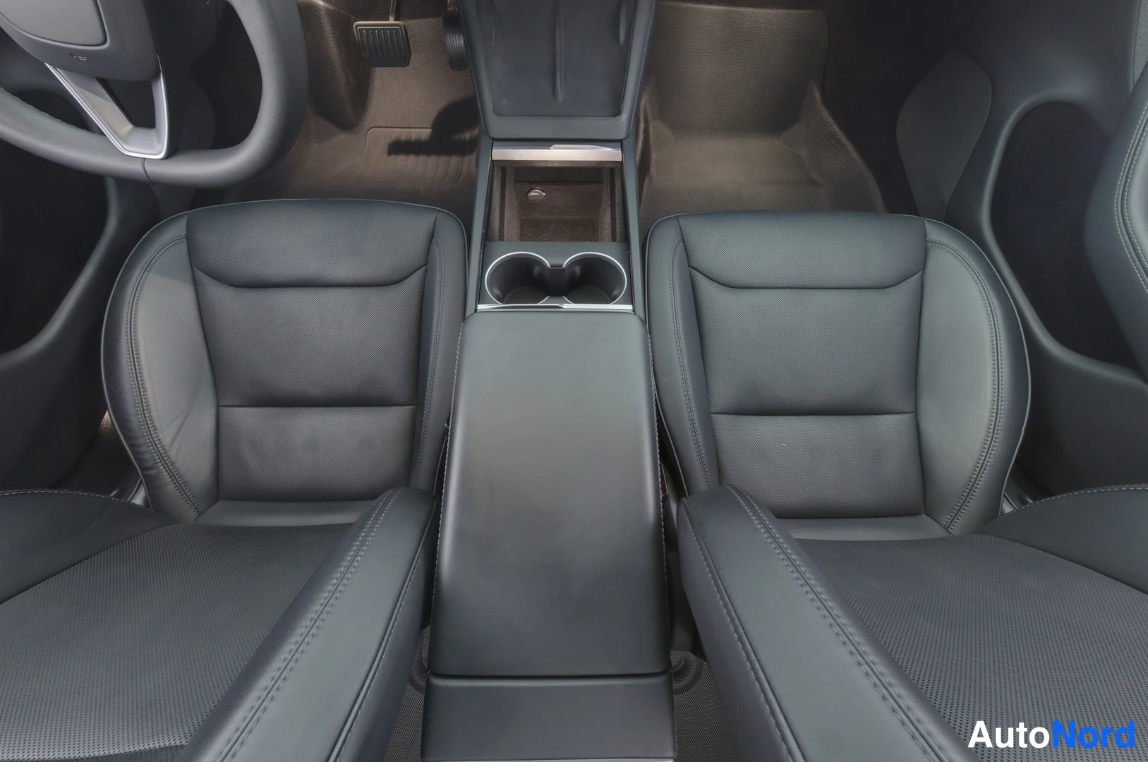 Musta Tesla Model 3 2024, kuva 9