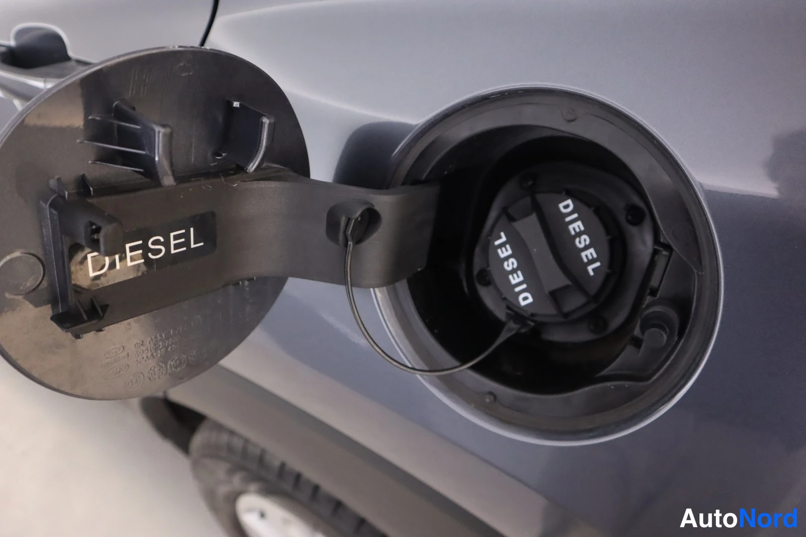Muu: Avattu polttoainetäyttöluukku; tankin kannen kierteinen suojakorkki kantaa DIESEL-merkinnän.
