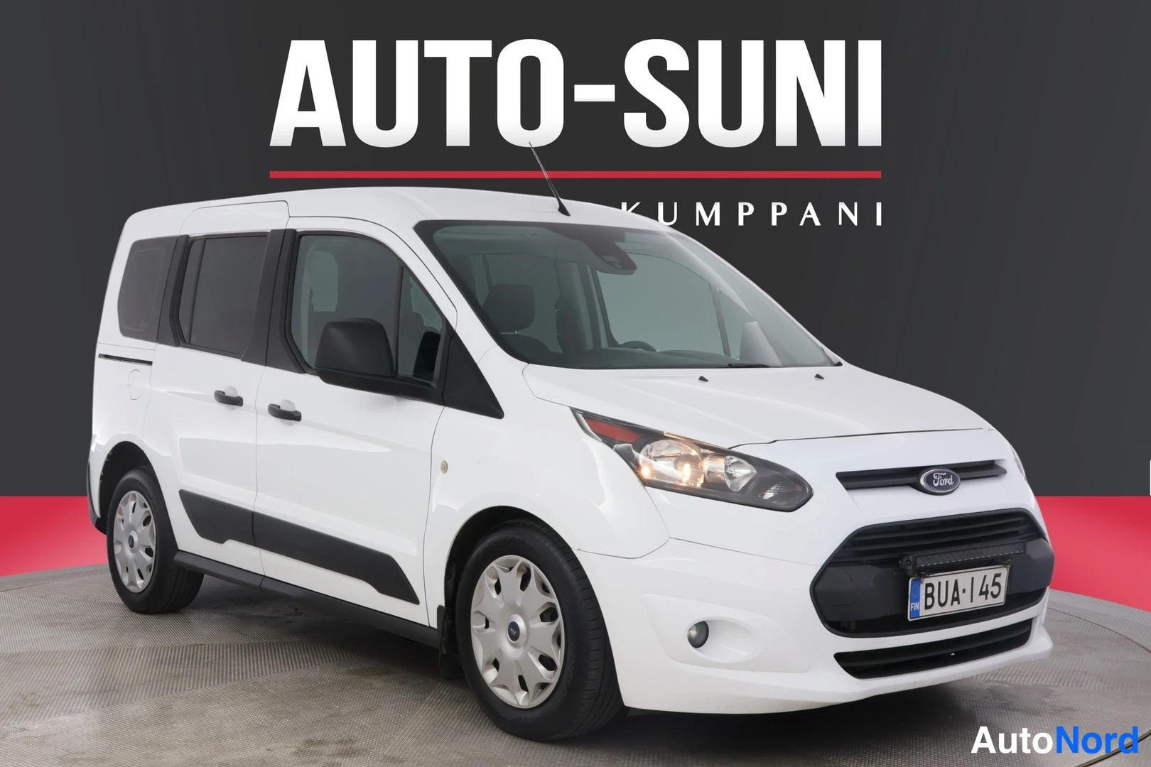 Etuviisto, nokka oikealle: Valkoinen Ford Tourneo Connect kulmaettäkolmannelta oikealta, hopeavanteet ja rekisterikilpi