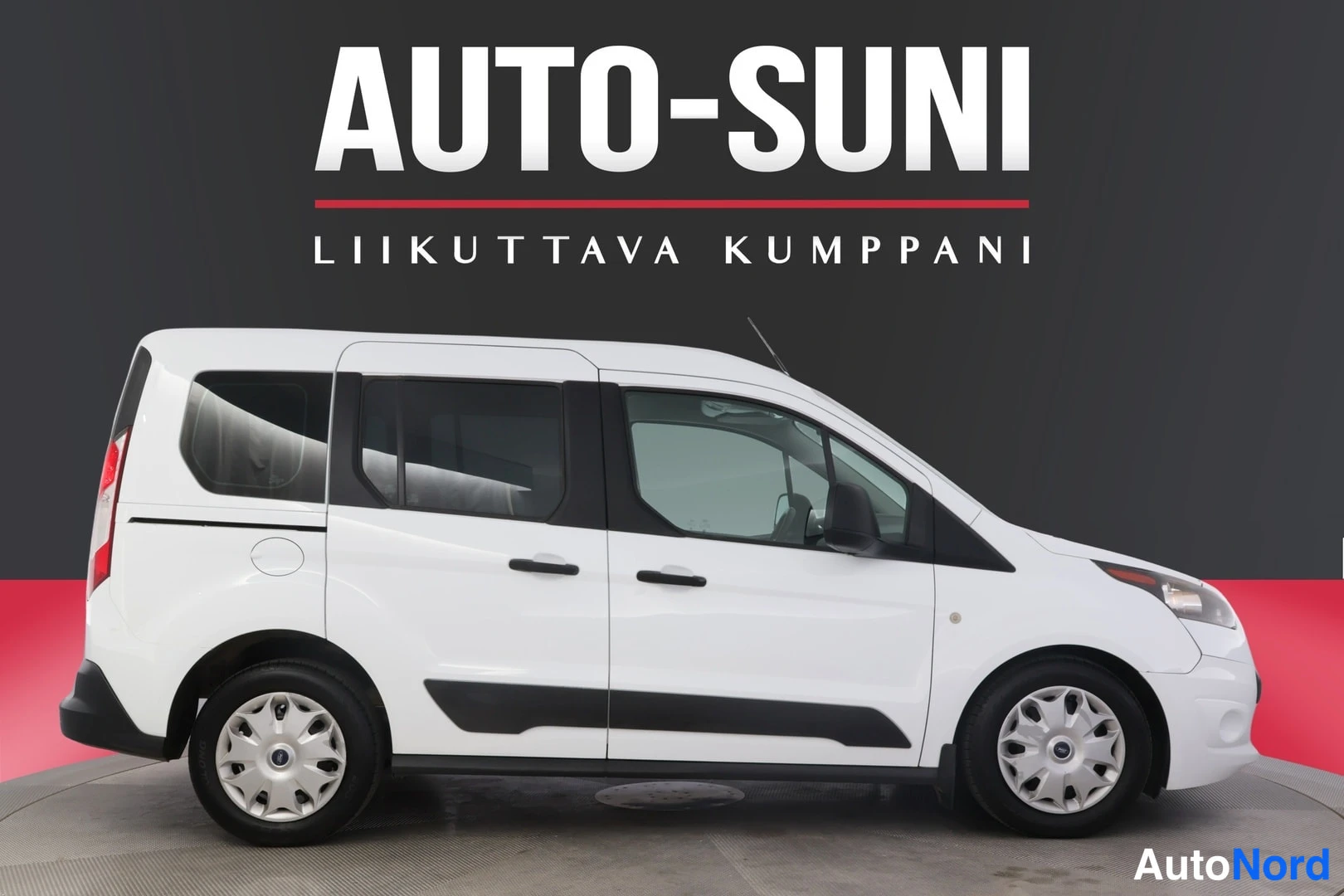 Sivulta: Valkoisen Ford Tourneo Connectin sivukuva, neljä ovea ja hopeavanteet