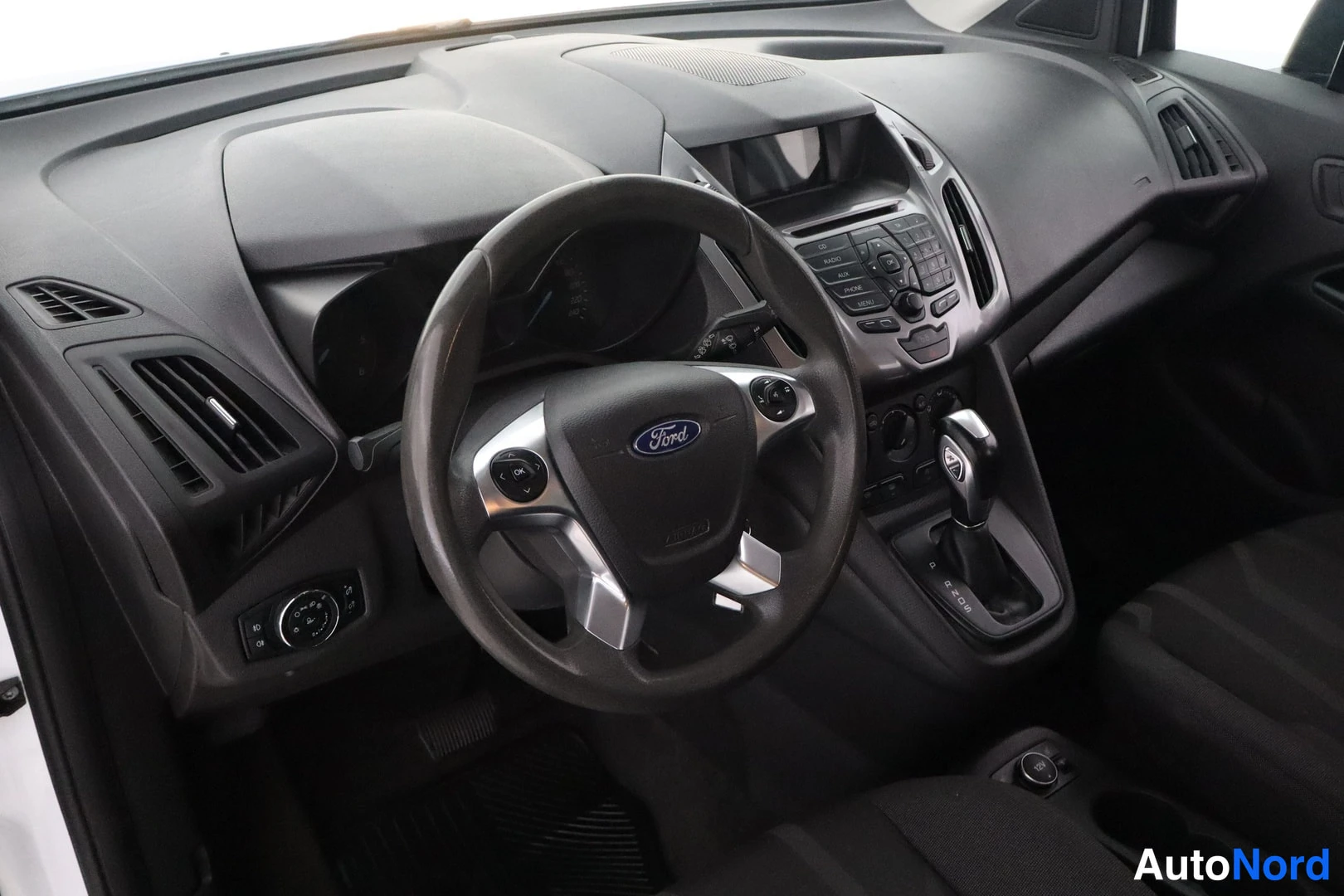 Muu: Rattivivalla Ford-logolla, kojelauta ja automaattivillan vaihdevat P R N D S:llä.