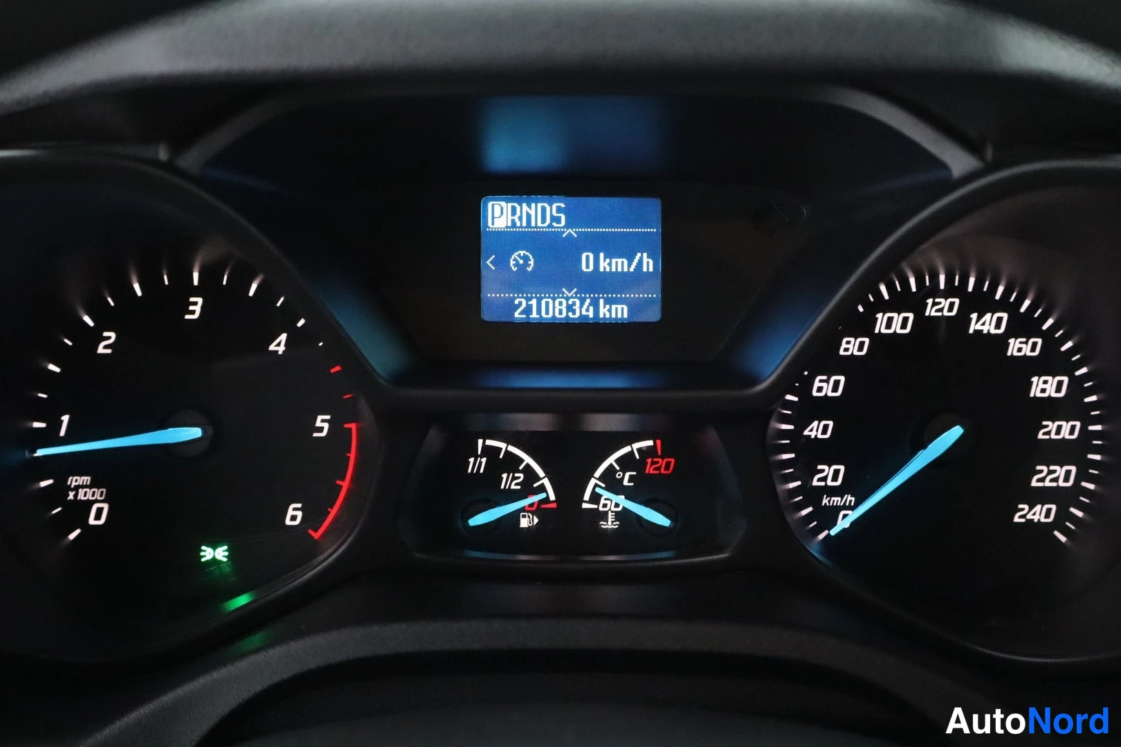 Muu: Kojelauta näyttää 210834 km ja 0 km/h, P R N D S -näyttö, kierrosvilka ja nopeusmile.
