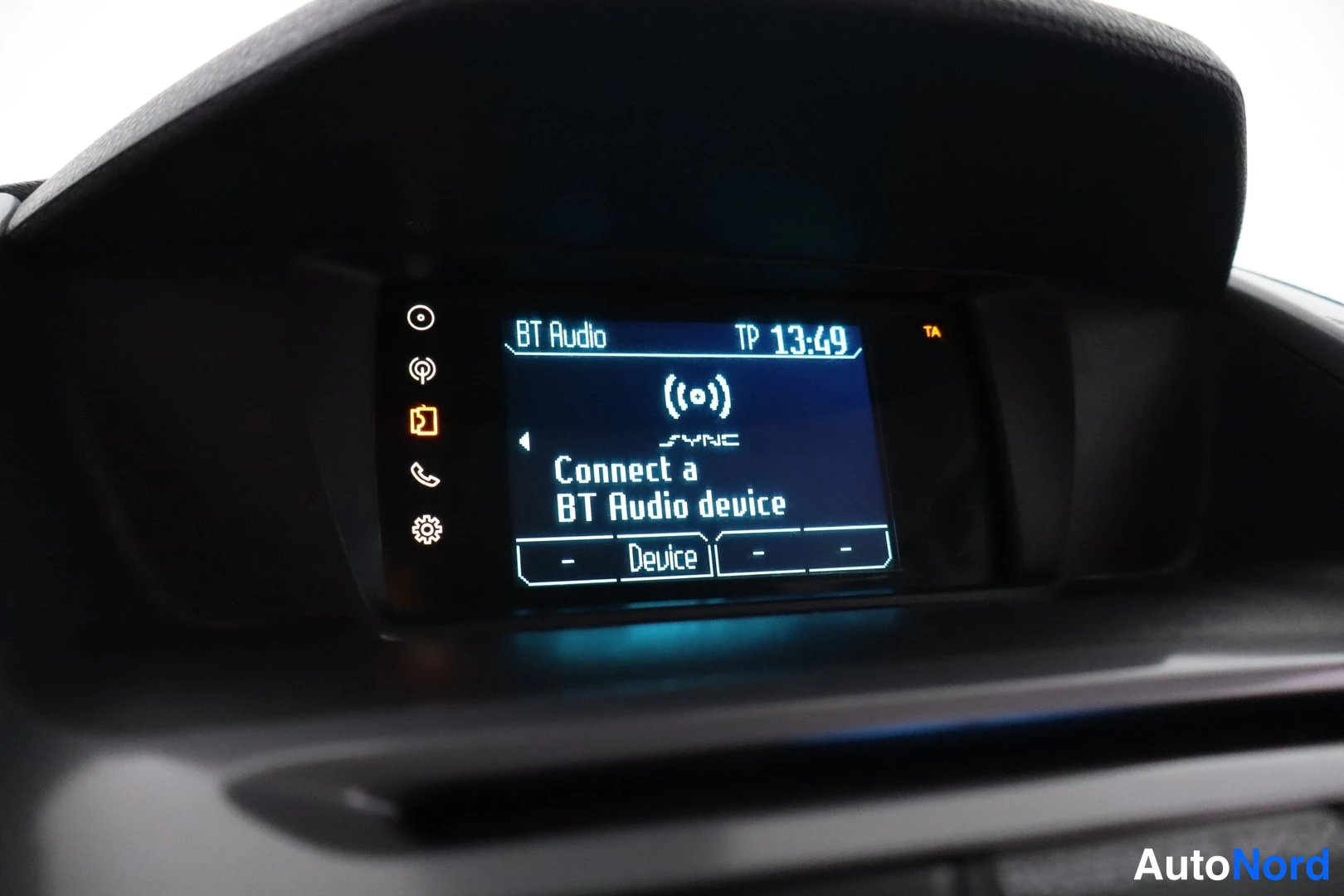 Edestä: Kojelaudan näyttö, jossa teksti BT Audio, kellonaika 13:49 sekä ohje Connect a BT Audio device ja SYNC-merkintä.