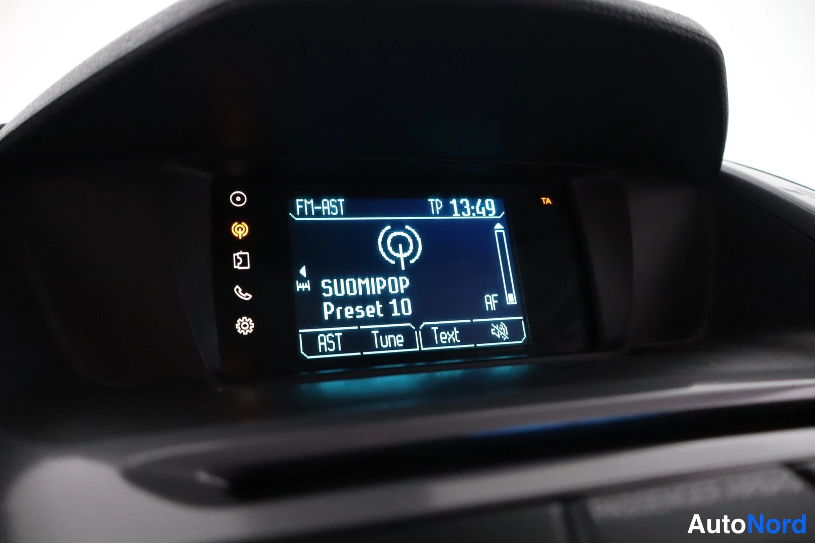 Yksityiskohta: Ford Tourneo Connectin kojelaudan radiolinäyttö, jolla lukee SUOMIPOP Preset 10 ja kello 13:49.