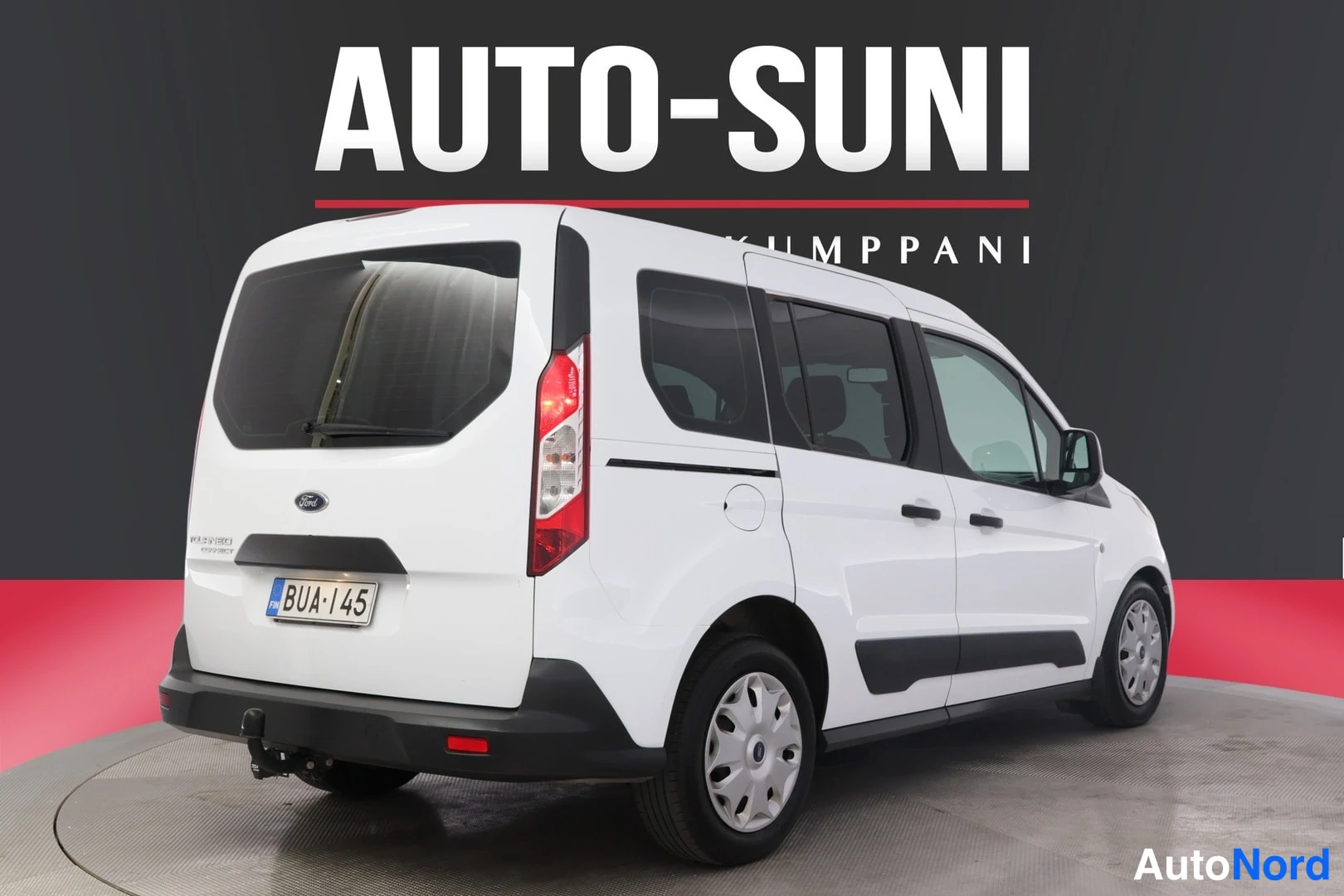 Takaviisto: Valkoinen Ford Tourneo Connect takaovelta nähtynä, rekisterikilpi