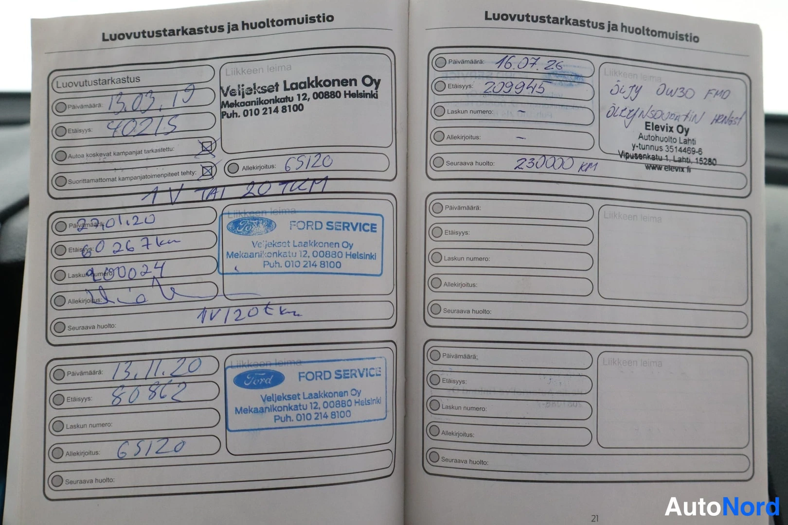 Muu: Huoltokirjan sivu 'Luovutustarkastus ja huoltomuistio' käsin kirjoitetuilla merkinnöillä ja Ford Service -leimoilla.