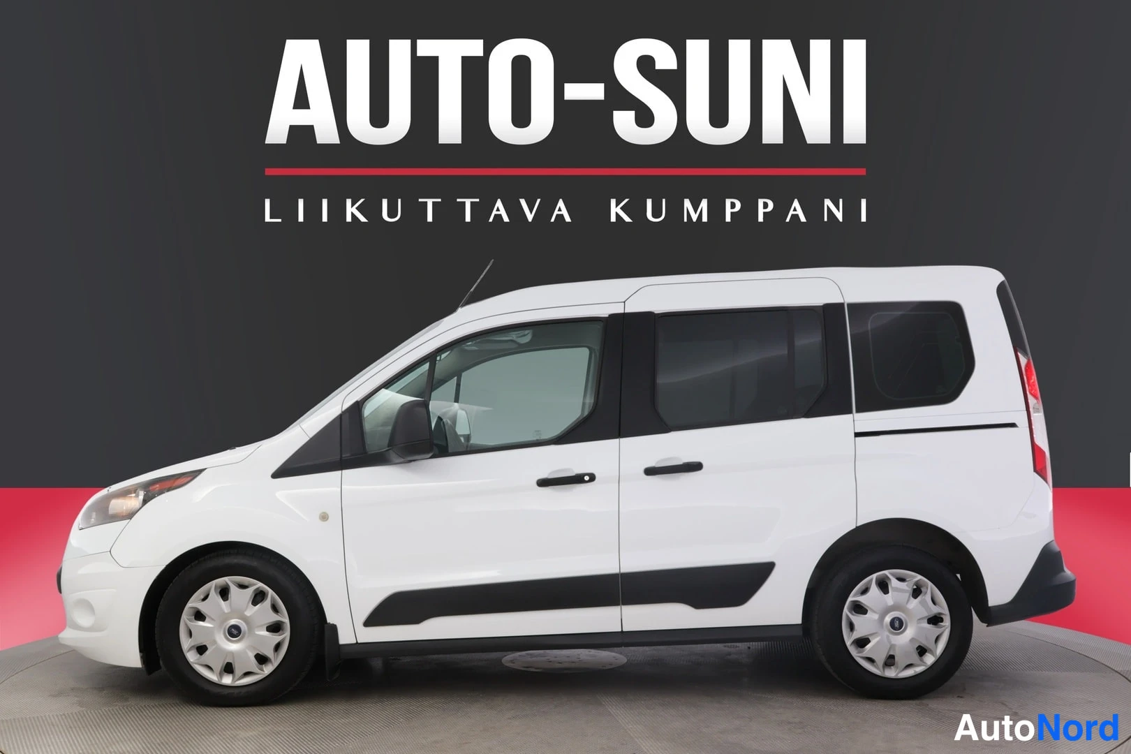 Sivulta: Valkoisen tila-autoAjoneuvon sivuprofiili, vasen sivu näkyvissä studio­taustaa vasten.