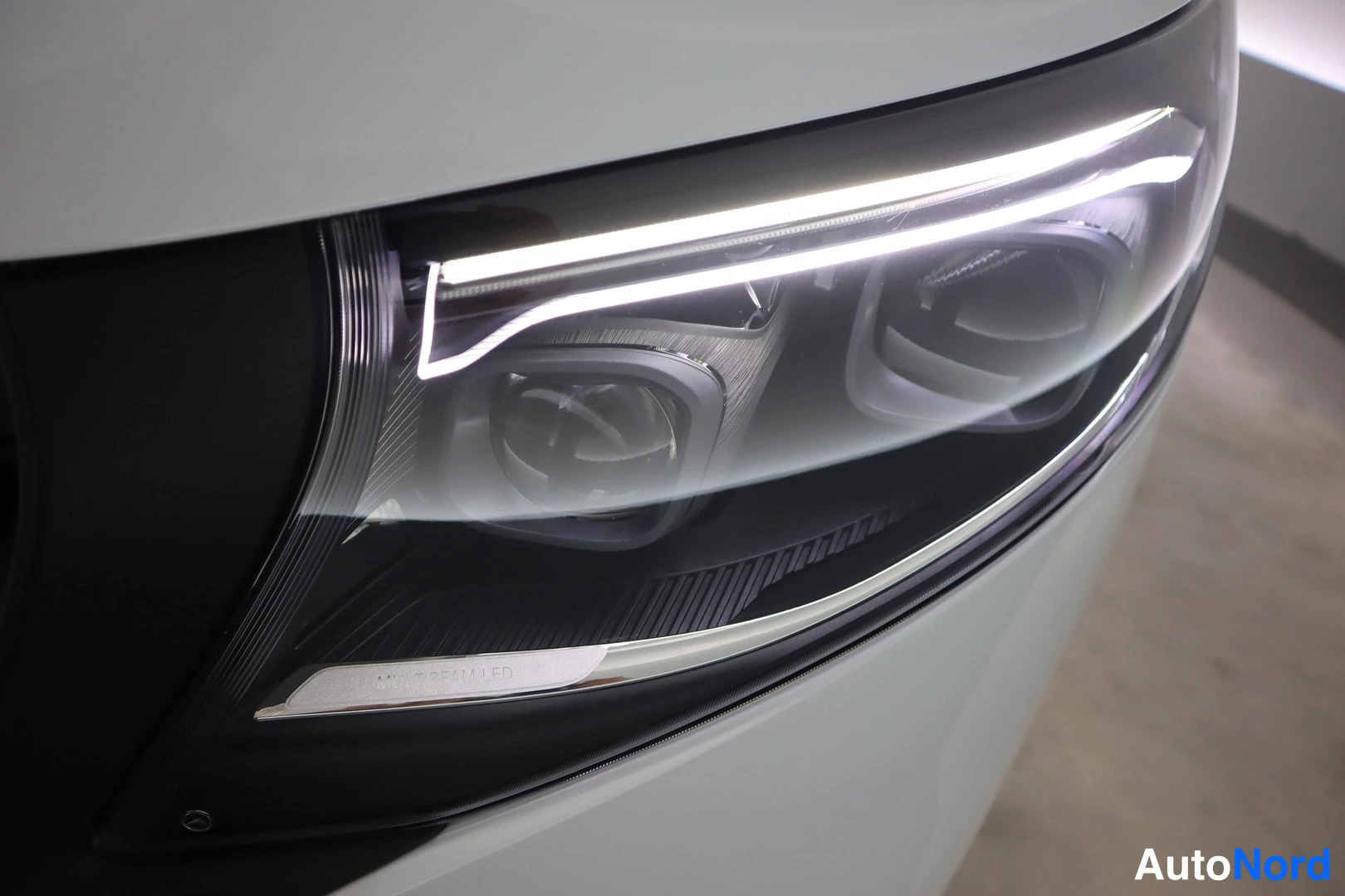 Yksityiskohta: Mercedes-Benz Vito - lähikuva etuvalaisimesta, jossa LED-päiväänajovalot ja HIGH PERFORMANCE LED -teksti