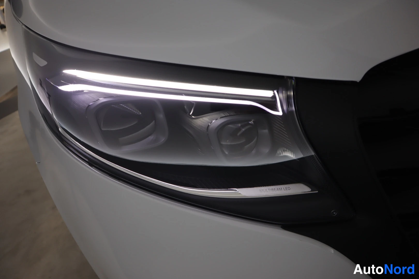 Edestä: Mercedes-Benz Vito - etuvalaisimen lähikuva,MULTIBEAM LED -teksti näkyvissä.