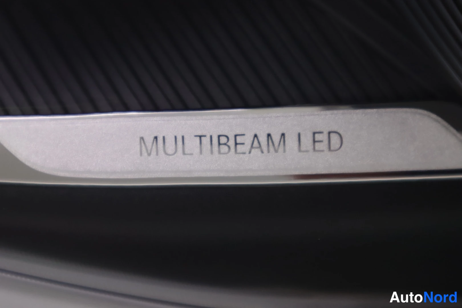 Yksityiskohta: Yksityiskohta ilmeisesti ajovalosta, jossa lukee MULTIBEAM LED.
