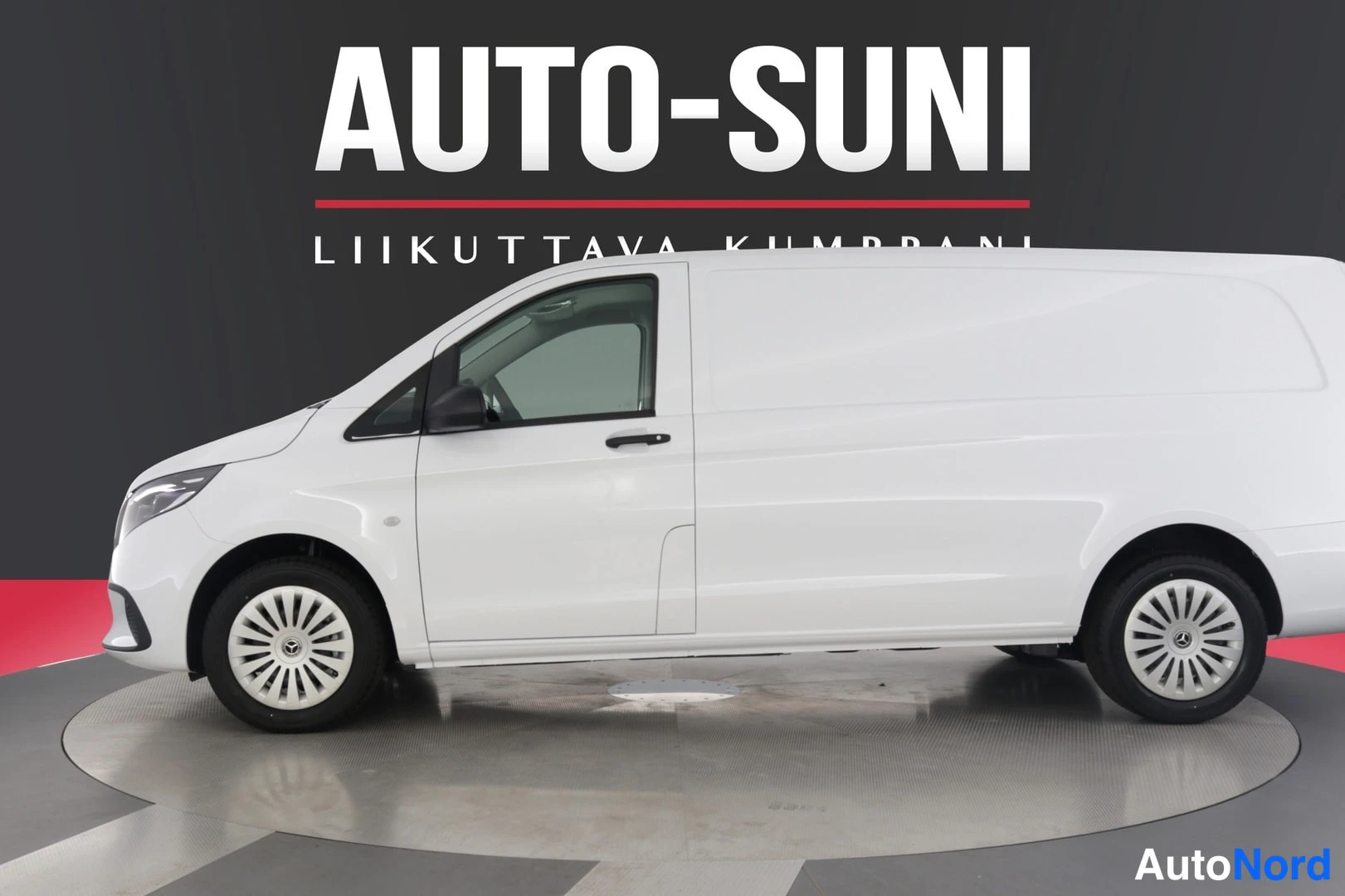 Sivulta: Mercedes-Benz Vito -pakettiauto sivulta, keula hieman vasemmalle kääntyneenä, valkoinen