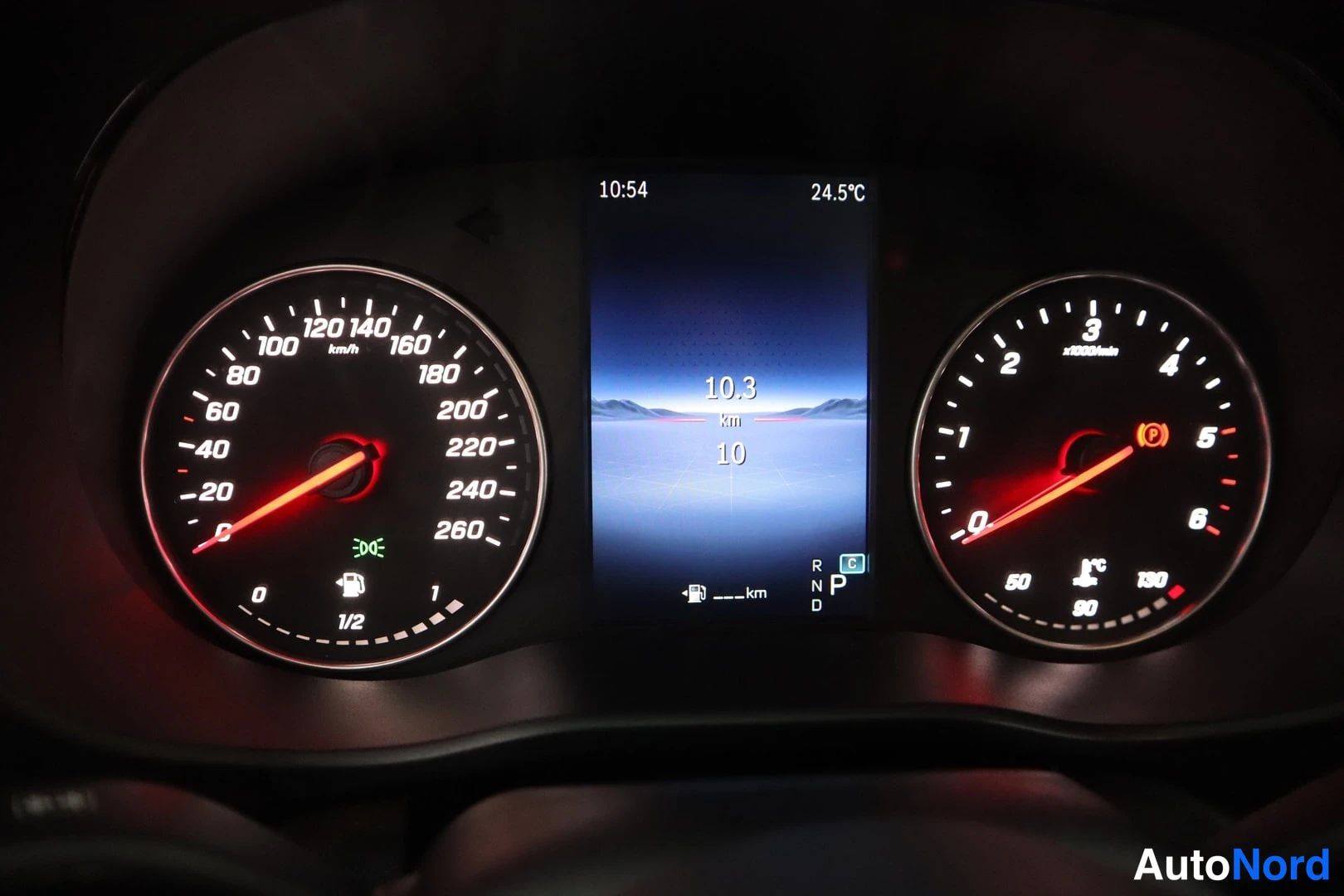 Muu: Mittaristo: nopeusmittari 0–260 km/h, kierrosmittari 0–6, näytössä lukemat 10,3 km ja 10, ajoneuvo pysäköintijarrussa (P)