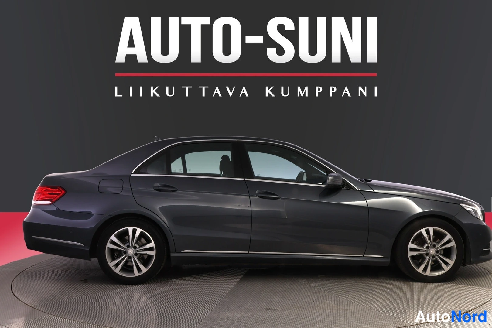 Sivulta: Mercedes-Benz E-sedanin sivuprofiili tummanharmaana.