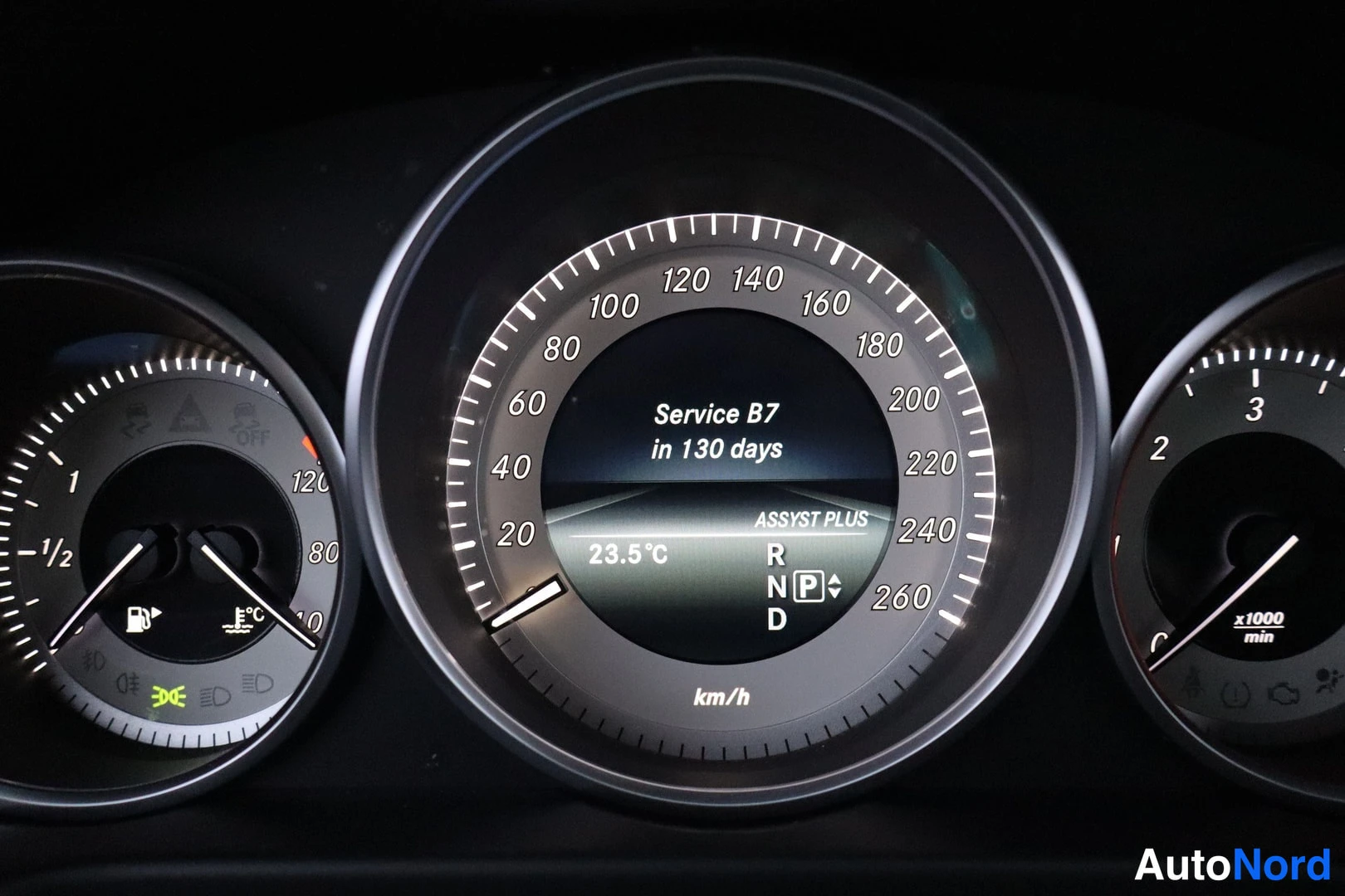 Muu: Mercedes-Benzin ratti-istuin; näytöllä Service B7 in 130 days ja ASSYST PLUS, ulkolämpötila 23,5 °C.
