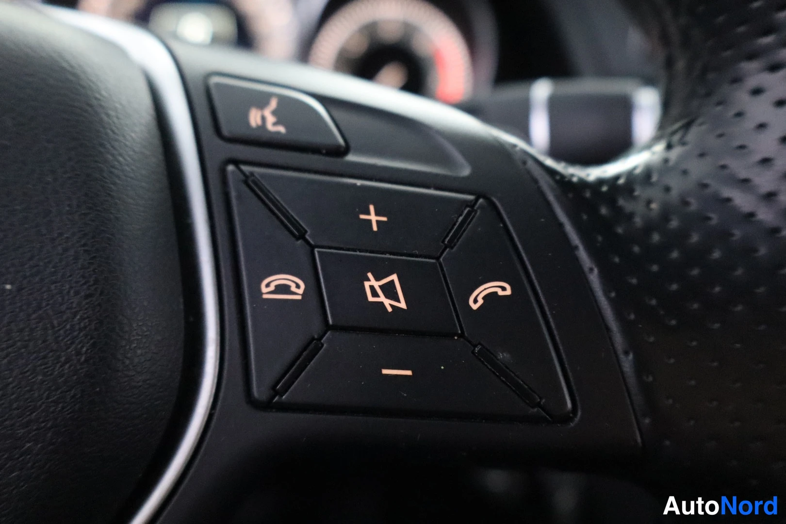 Muu: Mercedes-Benz E 2015: lähikuva ratin puhelin- ja volumenappuloista