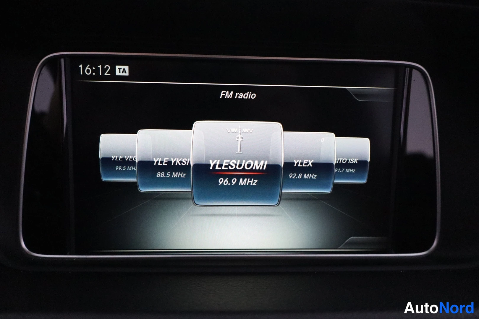 Muu: Mercedes-Benz E 2015: auton näyttö, FM radio, kanava Ylesuomi 96.9 MHz