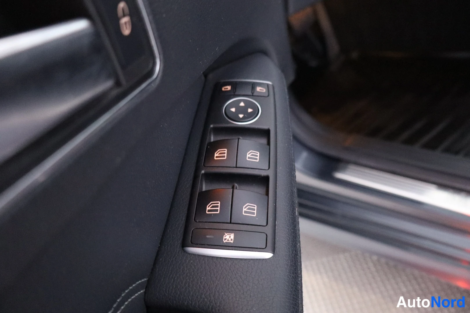 Muu: Mercedes-Benz E 2015: oven sähköikkunanostimen kytkinpaneeli, neljä nappulaa