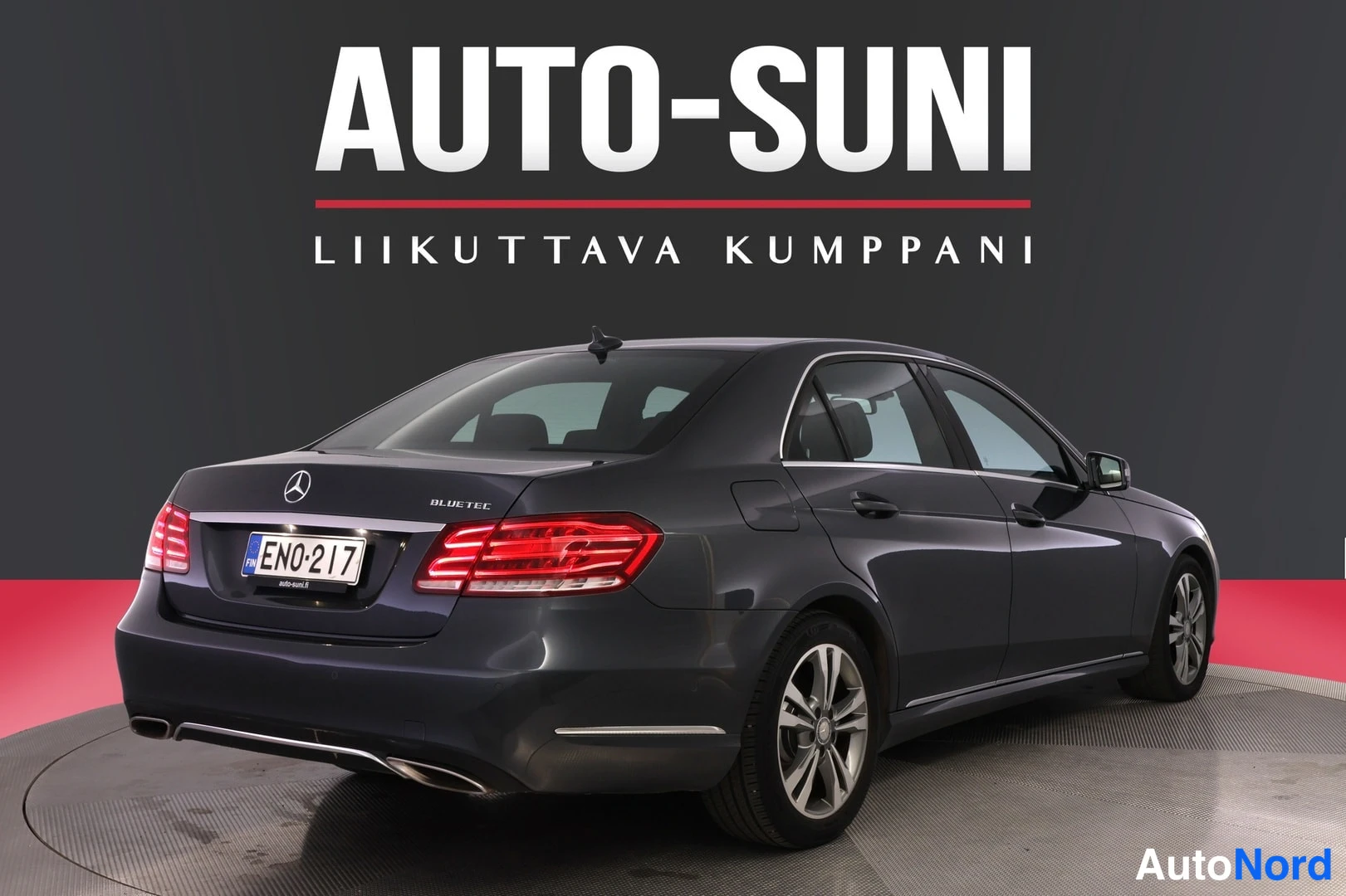 Takaviisto: Mercedes-Benz E-sedanin takakulmanäkyvys, BLUETEC-tunnus ja rekisterikilpi.