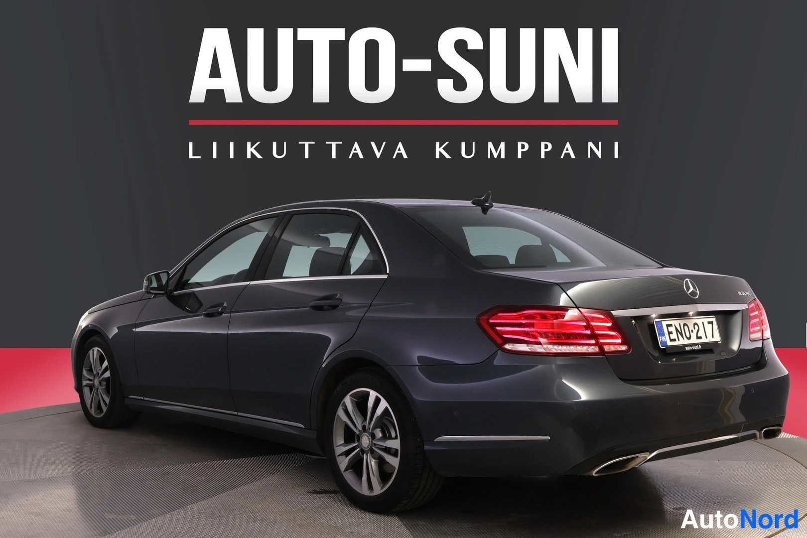 Takaviisto: Mercedes-Benz E-sedanin takakulmanäkyvys vasemmalta, rekisterikilpi.