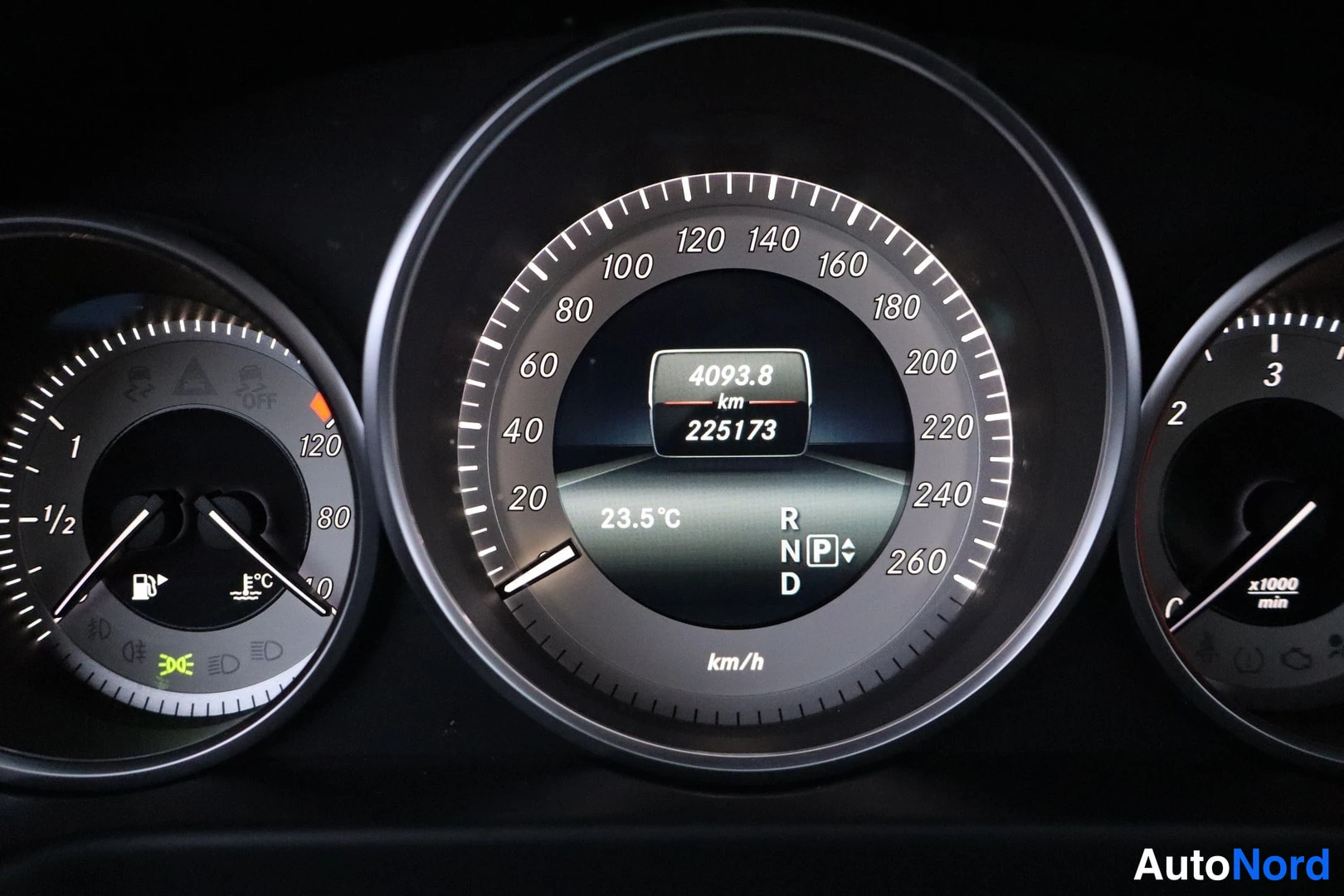 Muu: Mercedes-Benzin ratti-istuin; nopeusmittari näyttää 4093.8 km ja kokonaismittarilukema 225173 km, ulkolämpötila 23,5 °C.