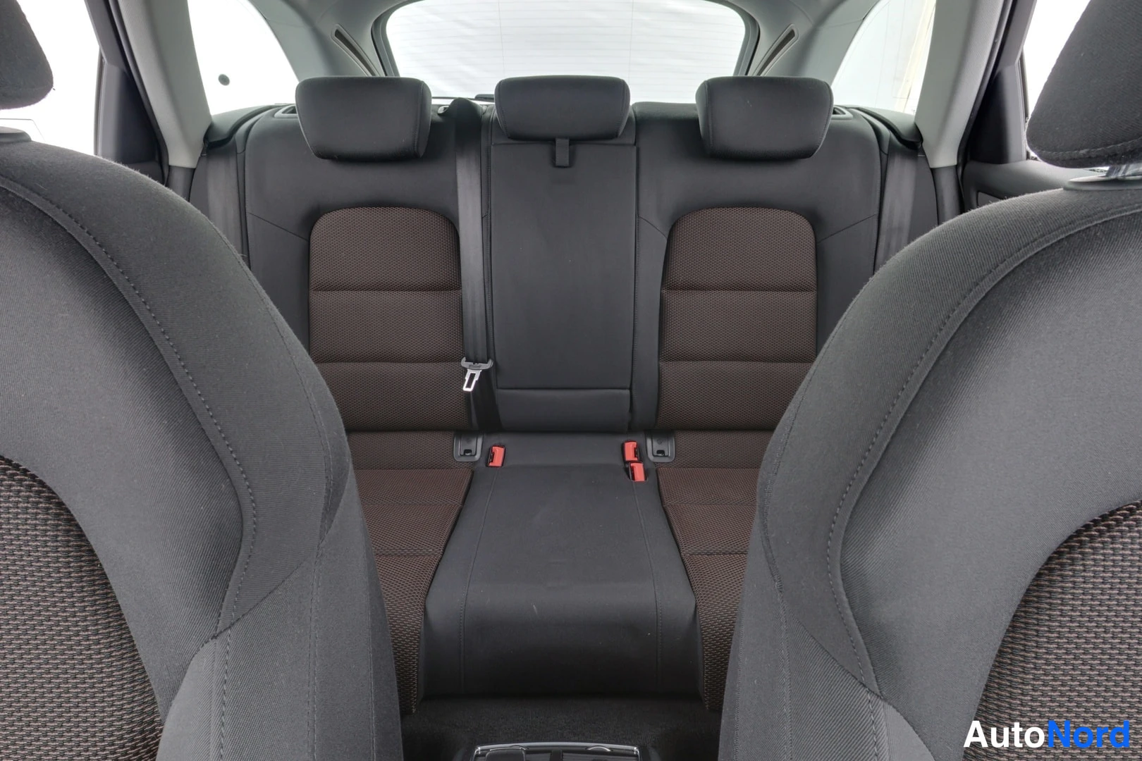 Valkoinen Audi A4 allroad quattro 2014, takaistuimet, kuva 10