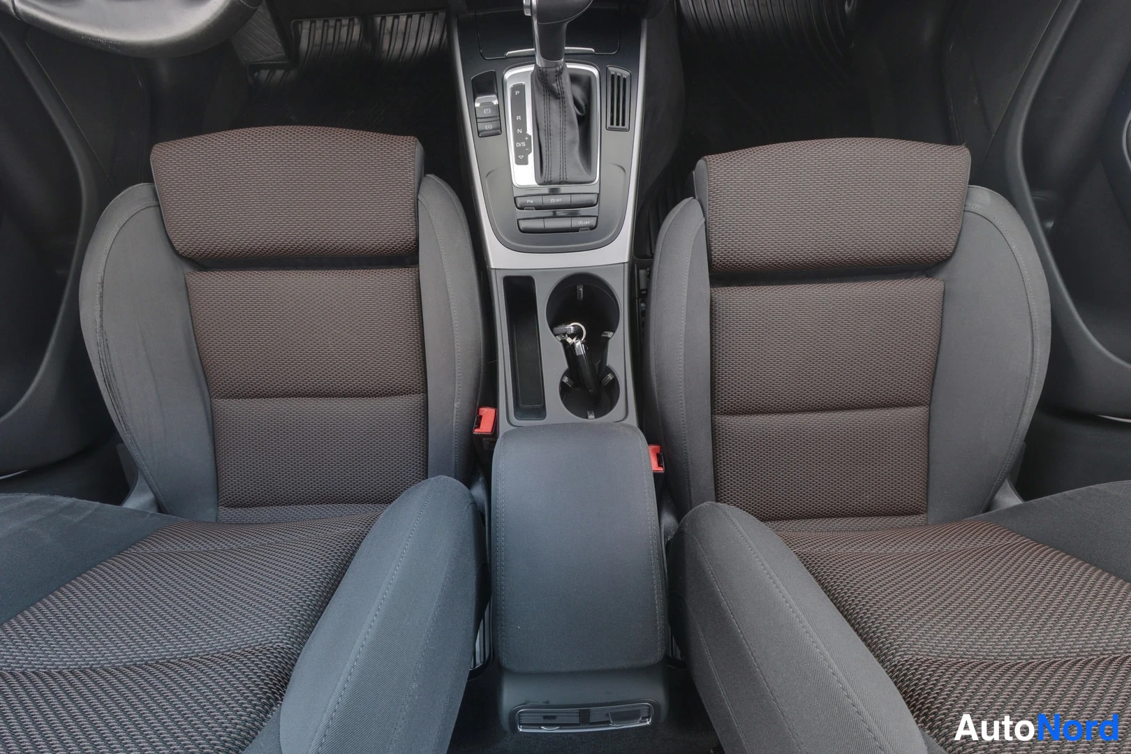 Valkoinen Audi A4 allroad quattro 2014, etuistuimet, kuva 9
