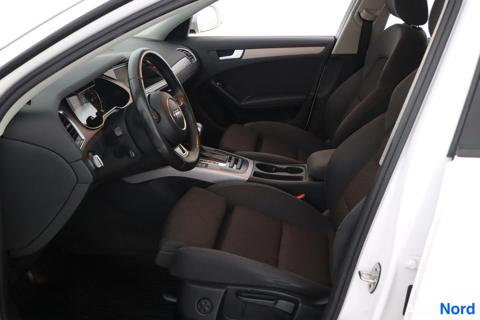 Valkoinen Audi A4 allroad quattro 2014, ohjaamo, kuva 7