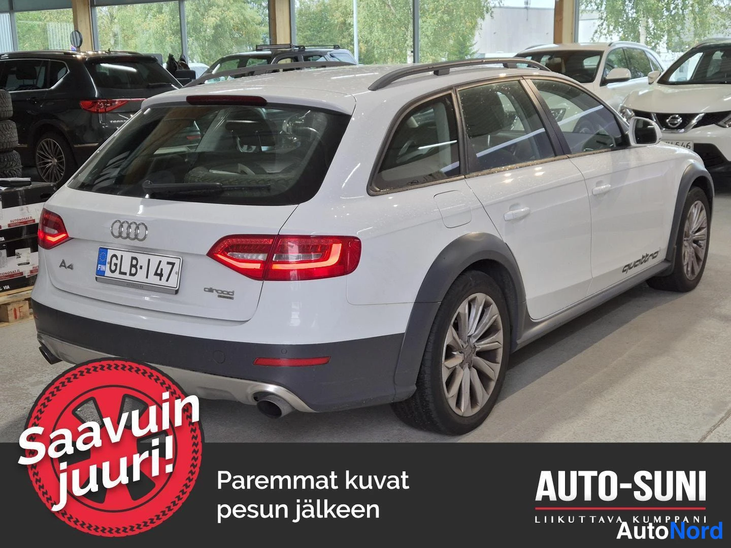 Takaviisto: Valkoisen farmariautin takakulma päin, Audi-rennit ja A4-merkintä takaluukussa, rekisterikilpi.
