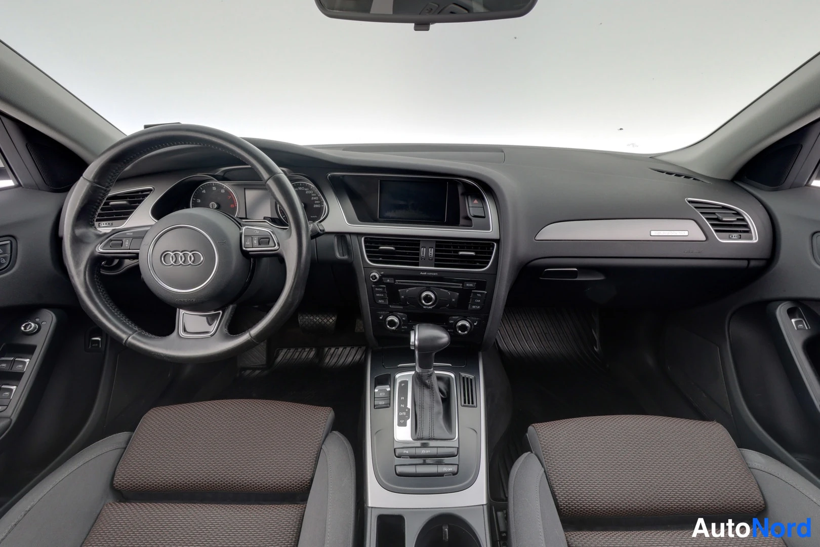 Valkoinen Audi A4 allroad quattro 2014, ohjaamo, kuva 8