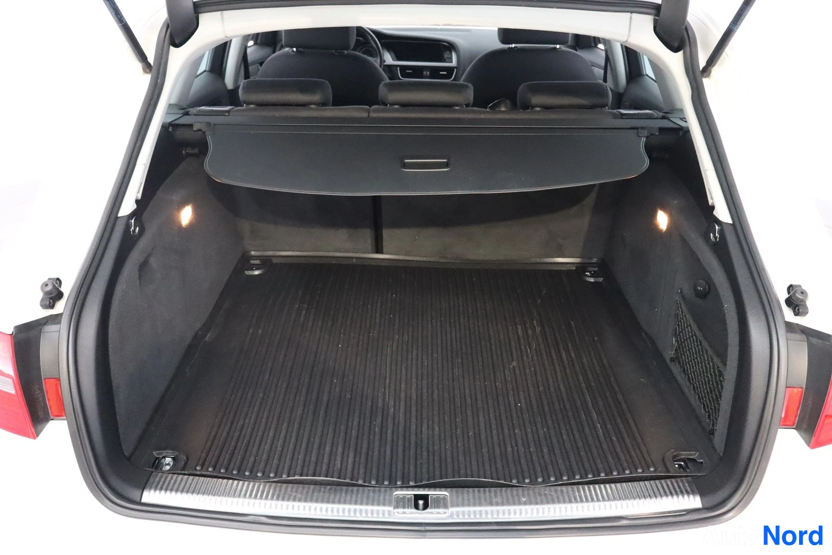 Valkoinen Audi A4 allroad quattro 2014, tavaratila, kuva 13
