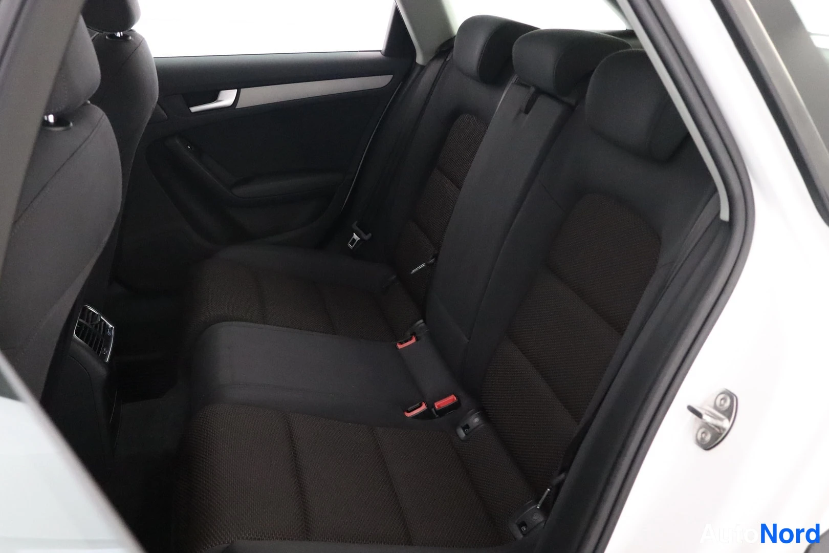 Valkoinen Audi A4 allroad quattro 2014, takaistuimet, kuva 11