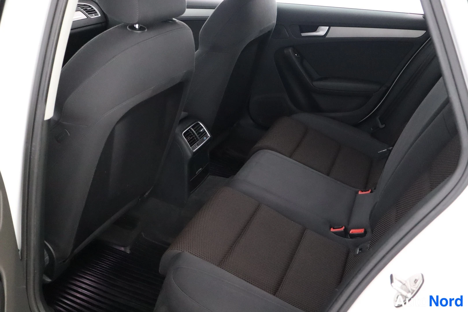 Valkoinen Audi A4 allroad quattro 2014, takaistuimet, kuva 12