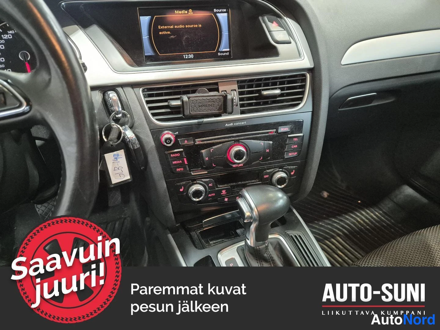 Sivulta: Kojelaudan keskusta: näyttö, radio ja automaattivaihteen valitsin.