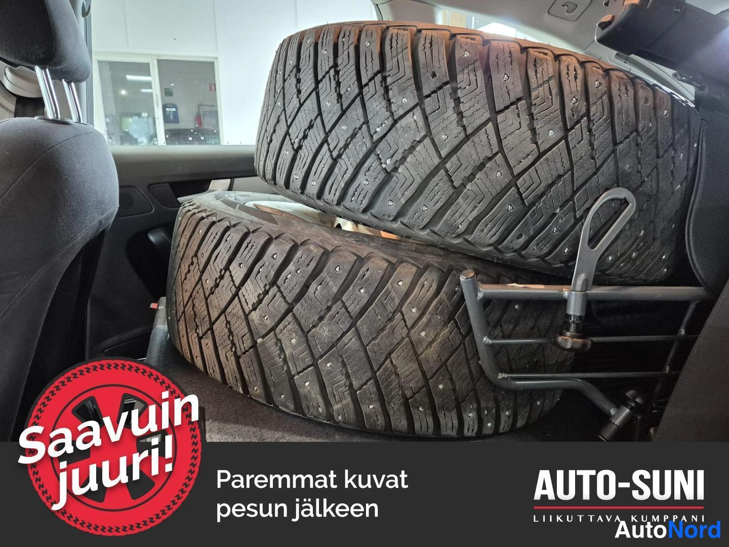 Takaa: Kaksi nastarengasta torneineen auton tavaratilassa.