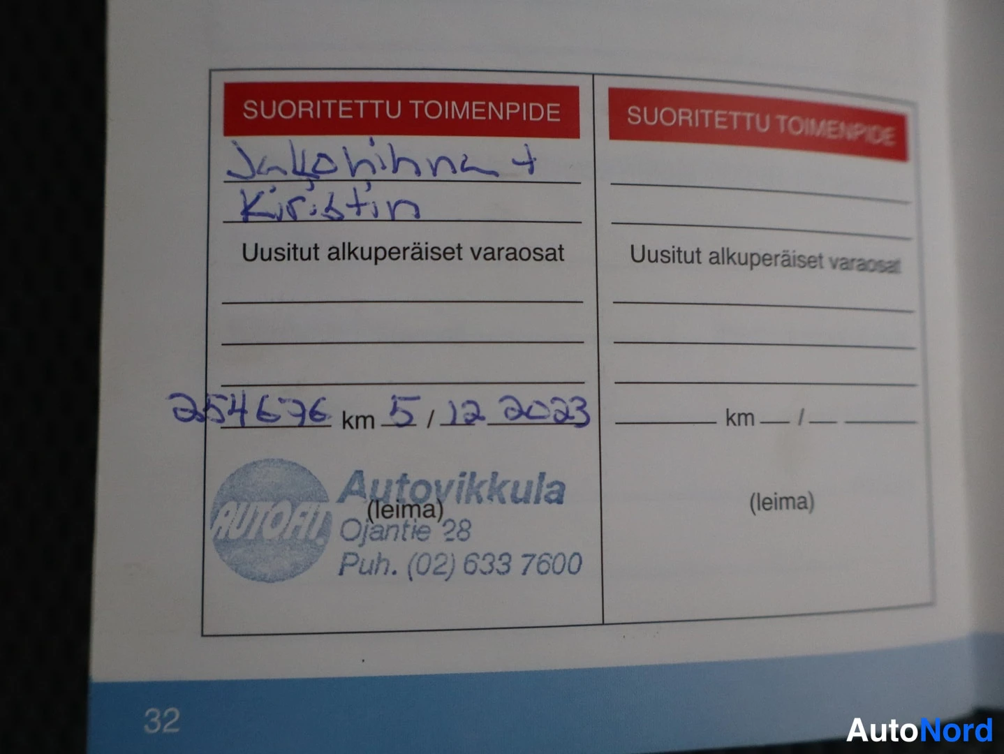 Muu: Huoltokirjan sivu 32, jossa käsinkirjoetut merkinnät jakohihnan ja kiristimen vaihdosta 5.12.2023 ja Autovikkula-leima