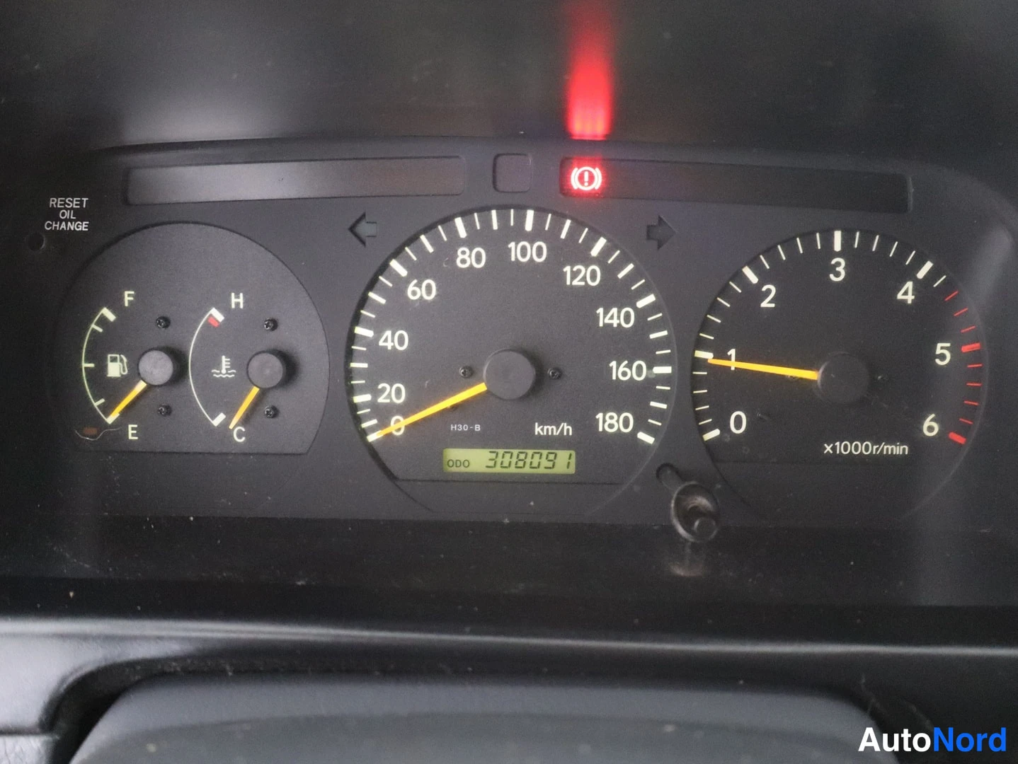 Yksityiskohta: Mittaristö: nopeusmittari 0–180 km/h, polttoaine- ja lämpötilamittarit, kierrosmittari sekä odometeri 308091.