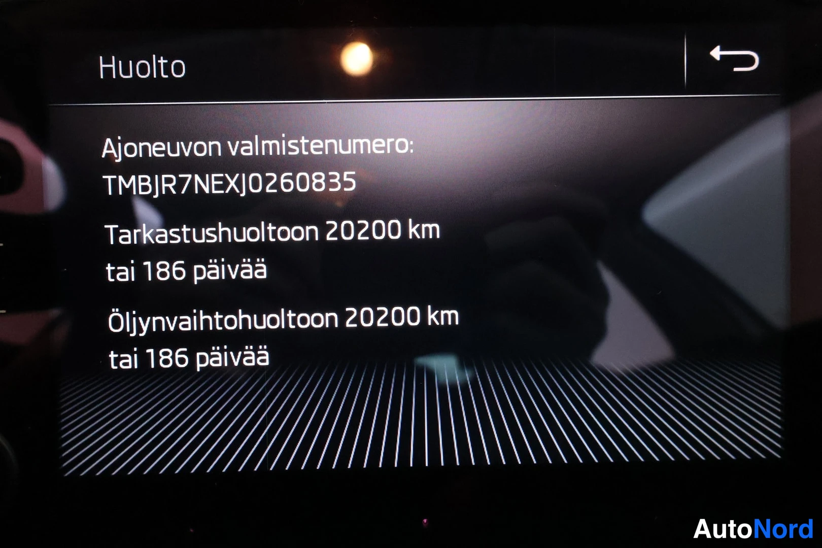 Muu: Auton näytön huolto-näkymä, jossa ajoneuvon valmistenumero ja huoltovälit 20200 km tai 186 päivää.